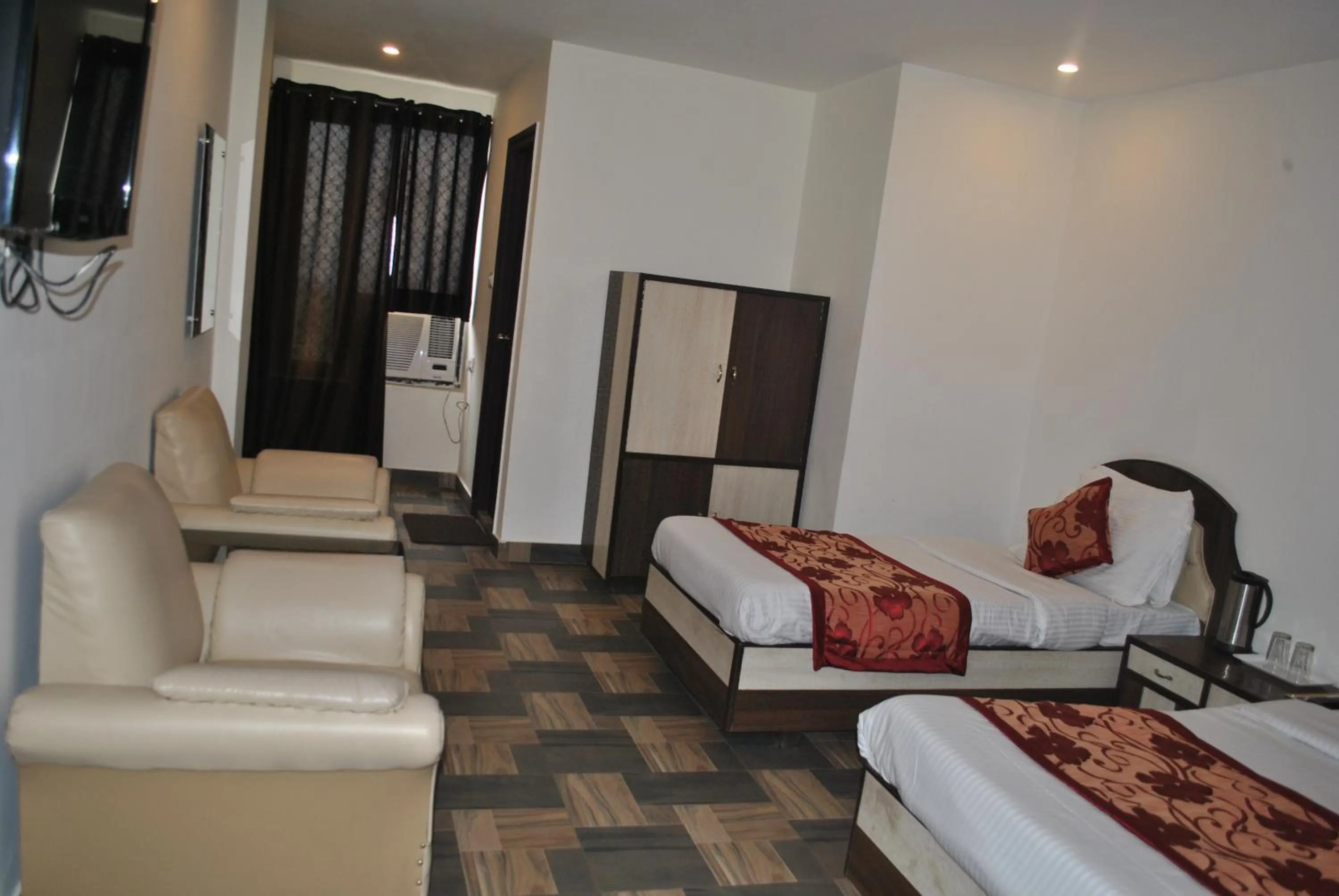 Photo of the whole room, Bed in Hotel Maha Luxmi Palace