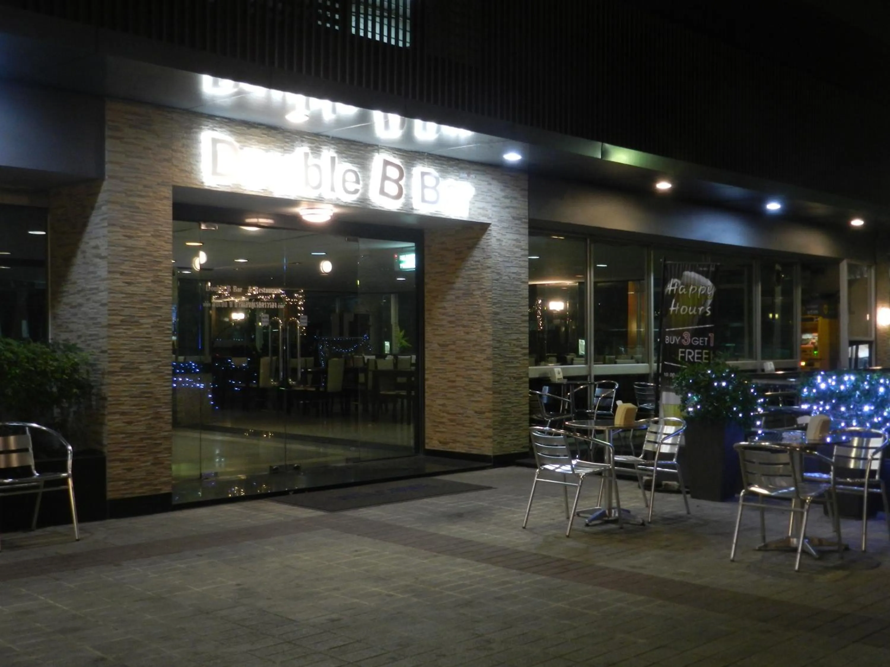 Restaurant/places to eat in Nanatai Suites