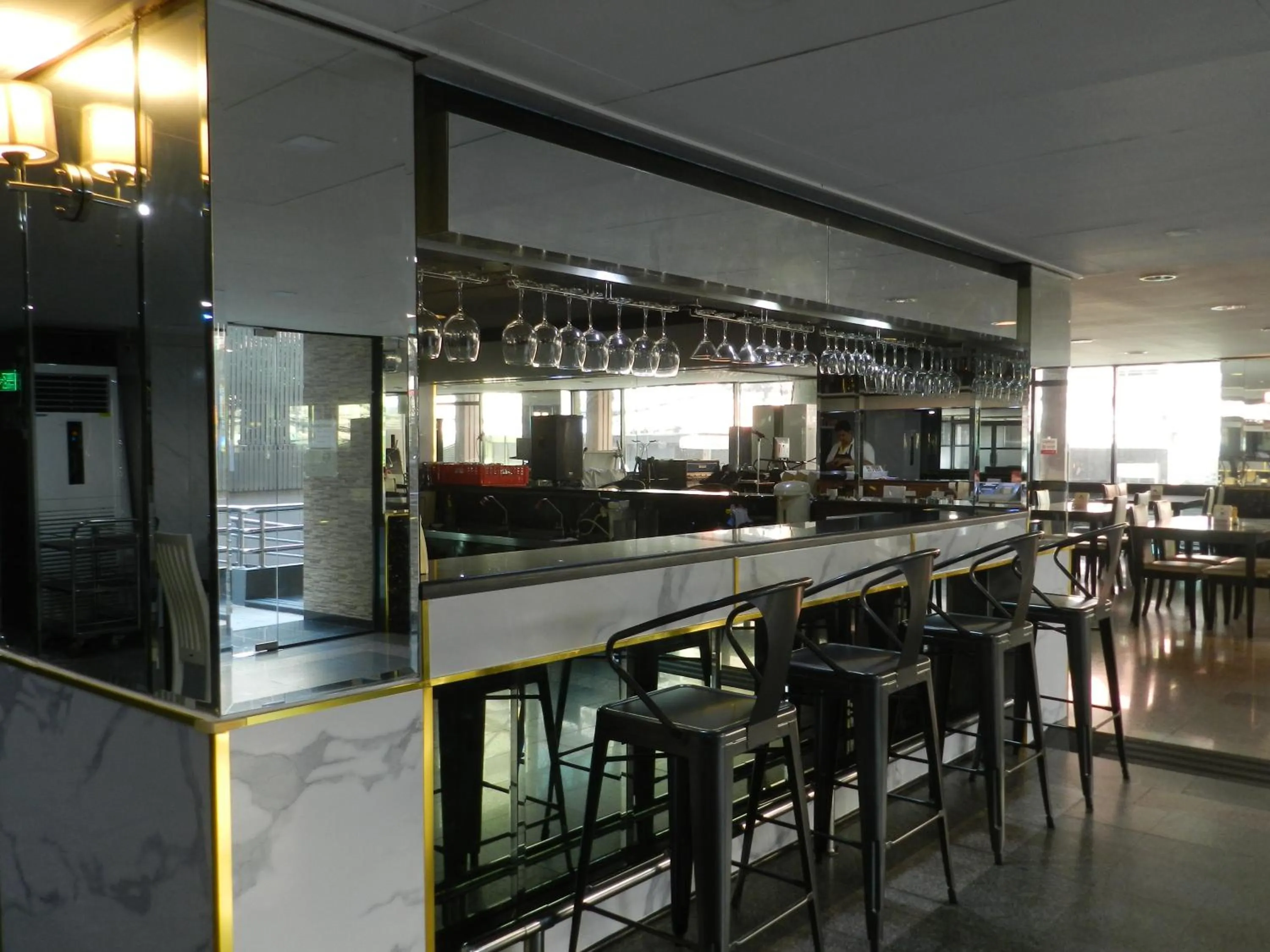 Restaurant/places to eat in Nanatai Suites