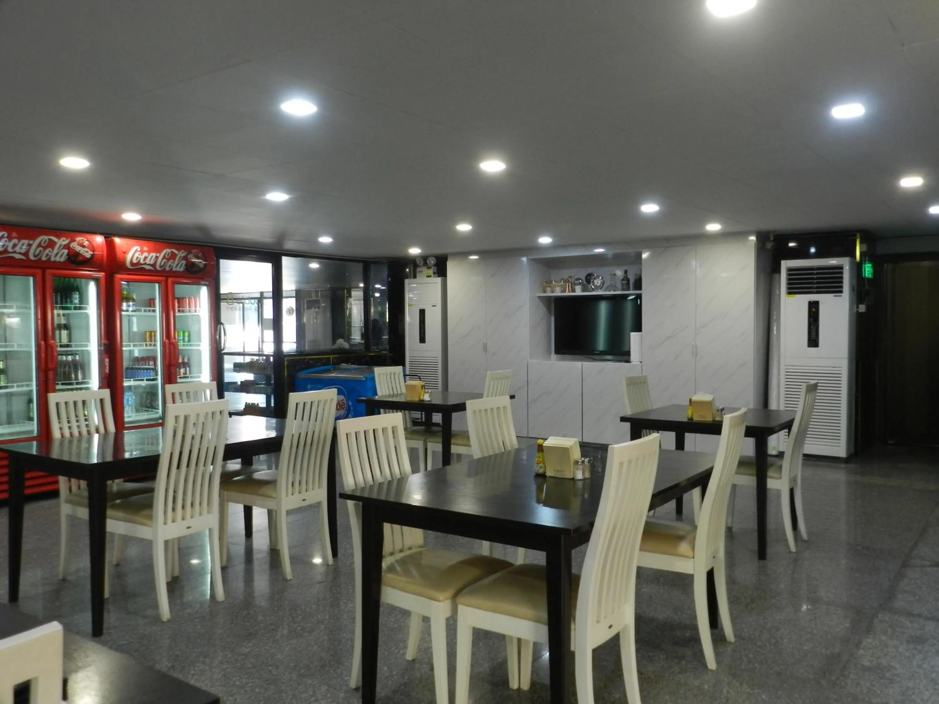 Restaurant/places to eat in Nanatai Suites