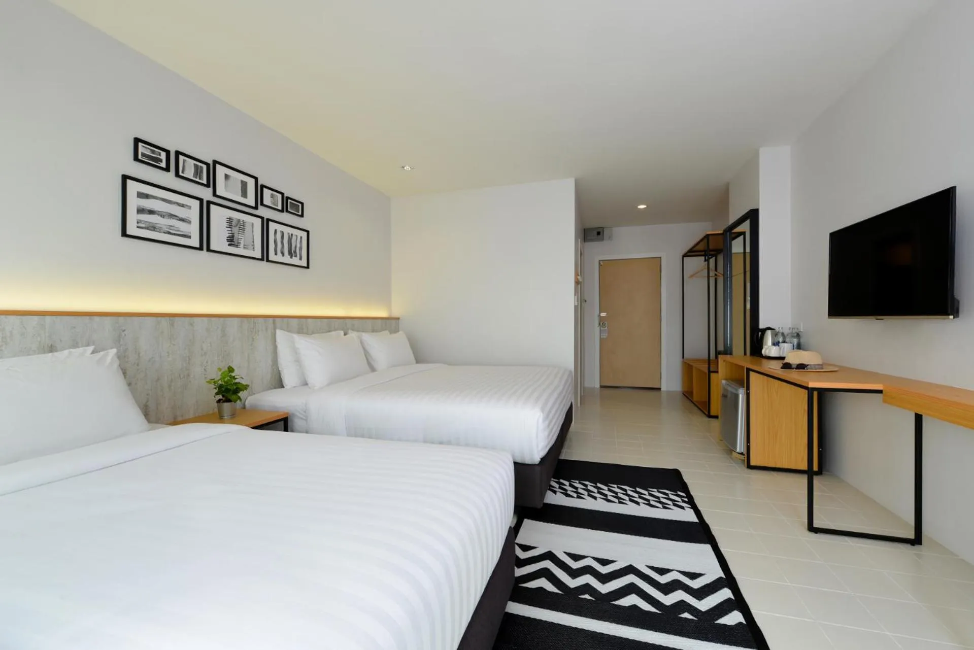 Photo of the whole room, Bed in Ruenthip Pattaya