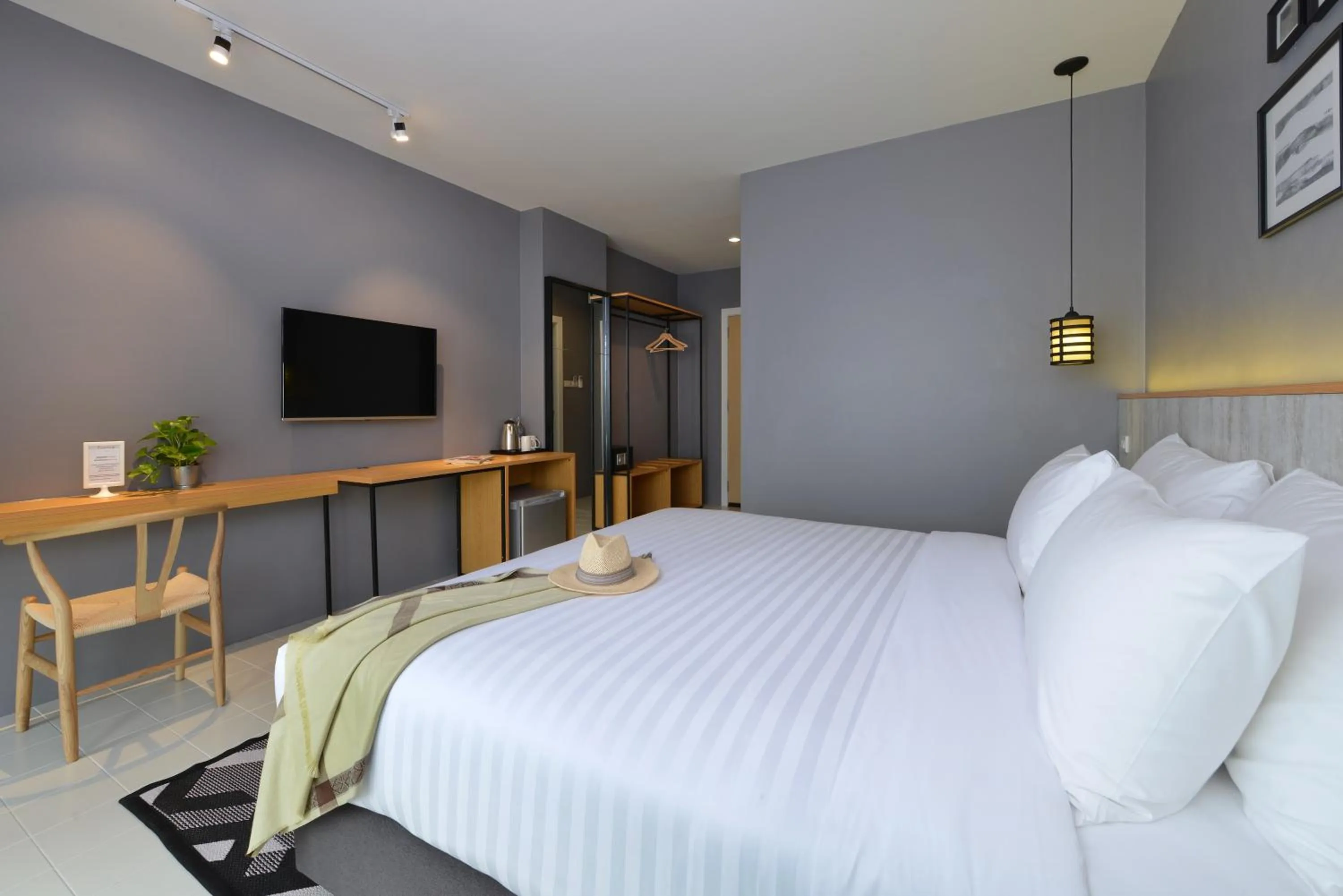 Photo of the whole room, Bed in Ruenthip Pattaya