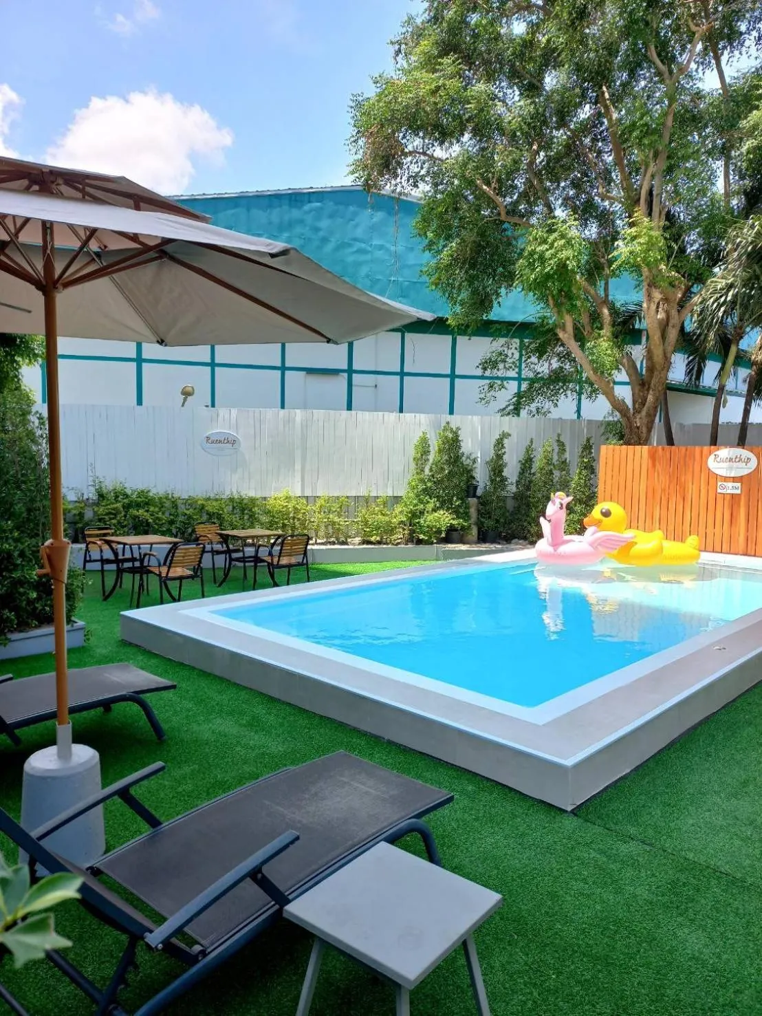 Swimming pool in Ruenthip Pattaya