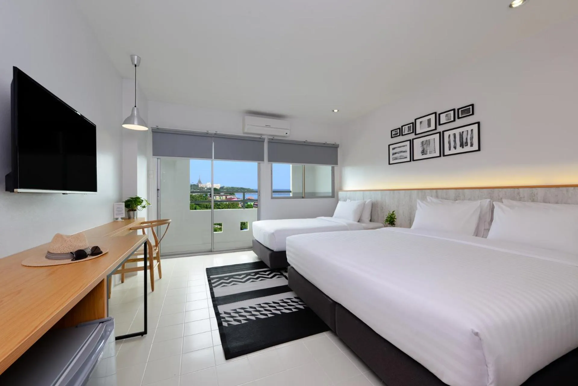 Photo of the whole room, Bed in Ruenthip Pattaya