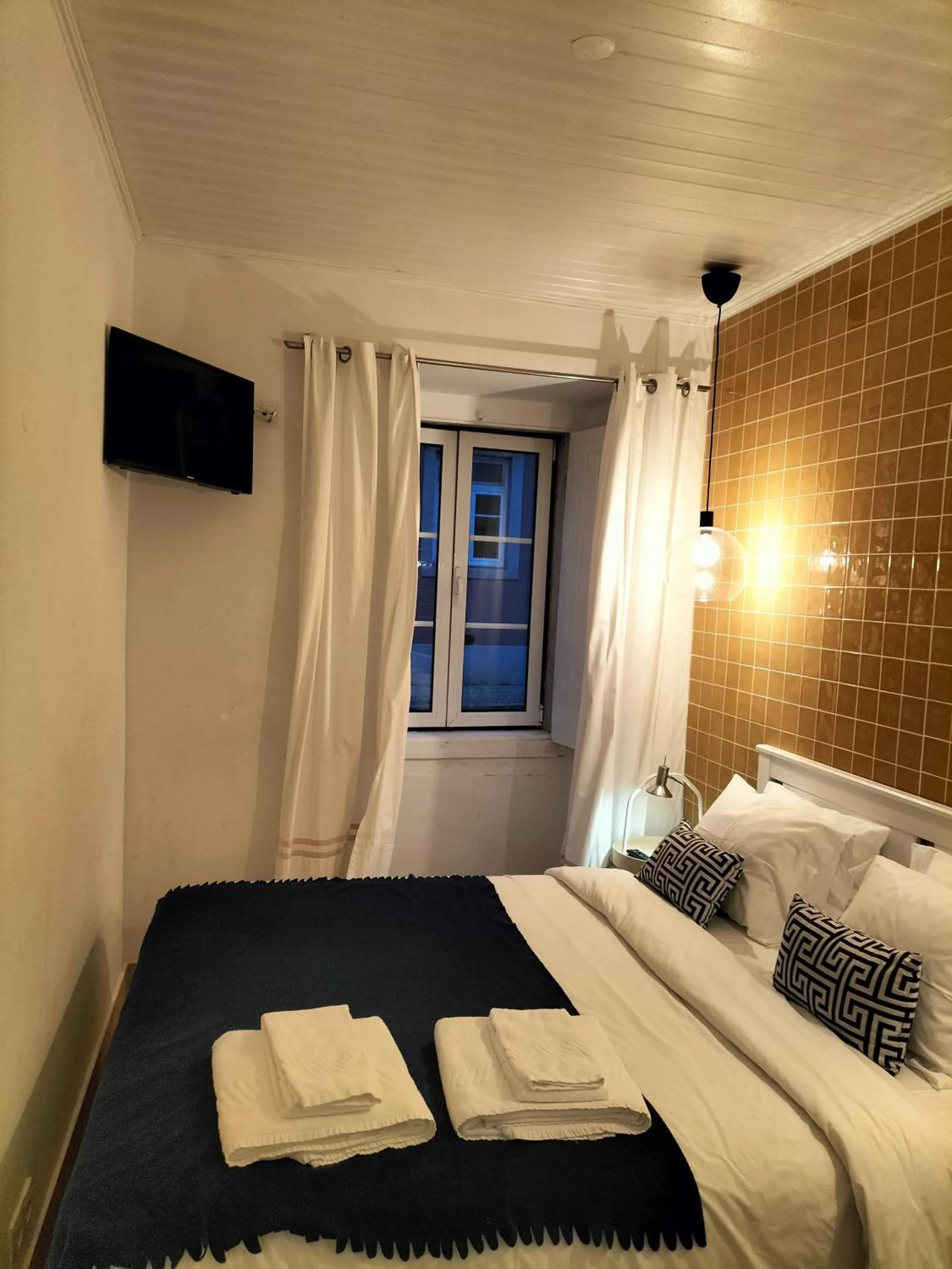 Bed in Flores Guest House