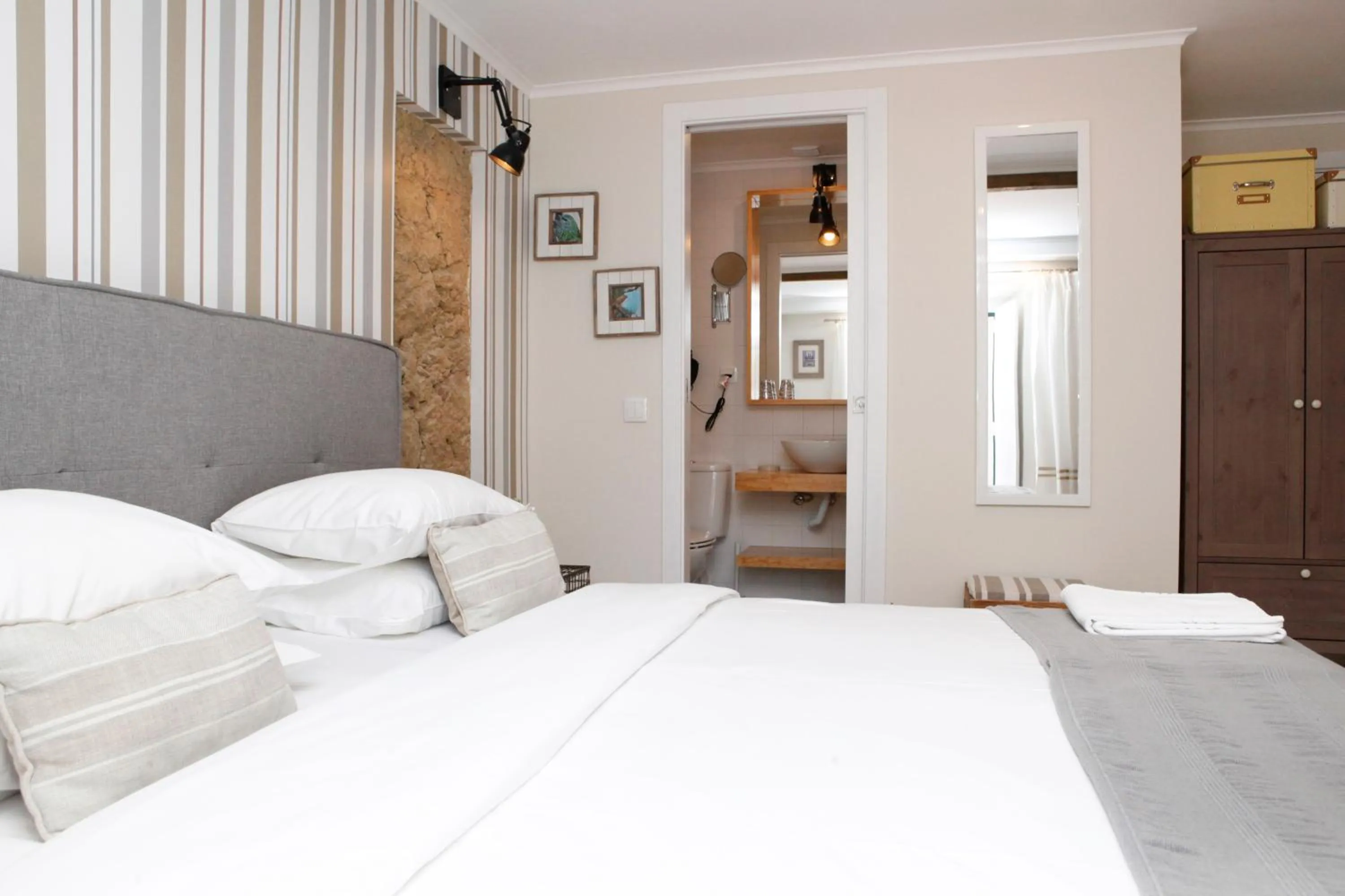 Bathroom, Bed in Flores Guest House