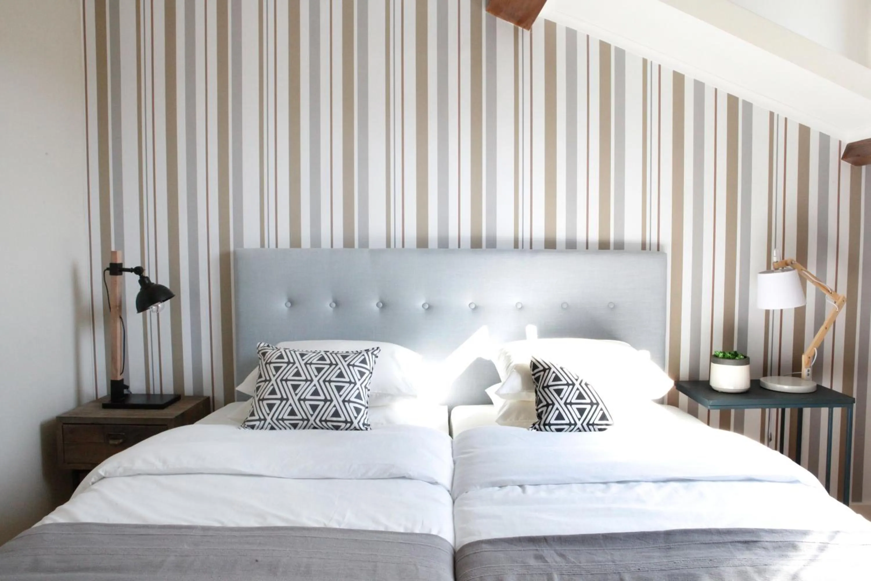 Bed in Flores Guest House