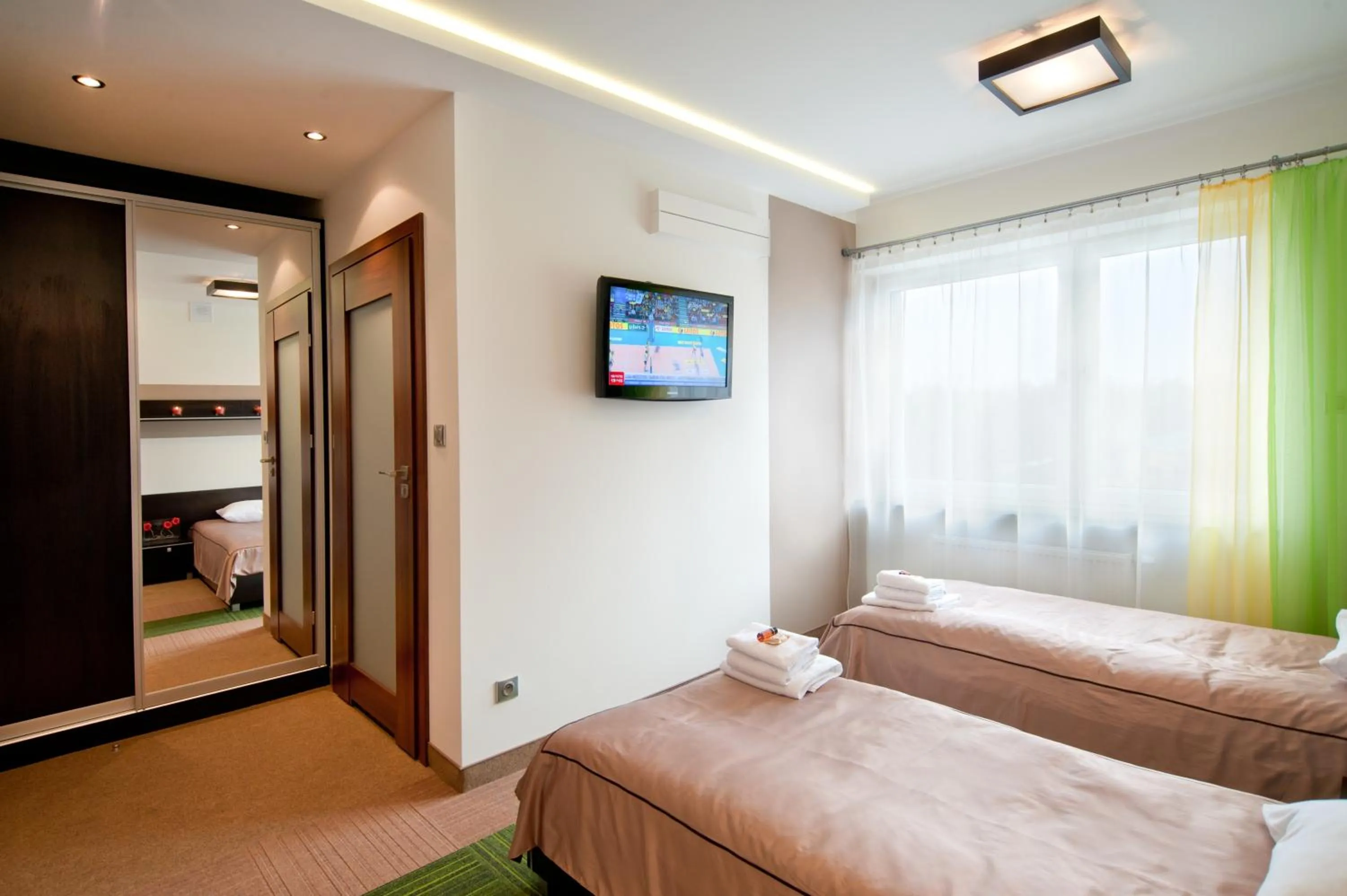 Photo of the whole room, Bed in Młoda Europa