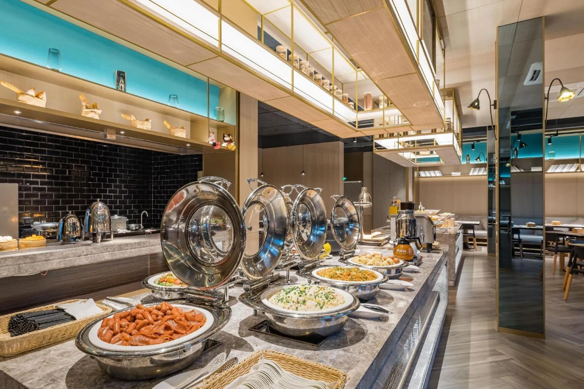 Mai Xinge Boutique Hotel - Free shuttle buses are provided between PVG Airport and Disneyland