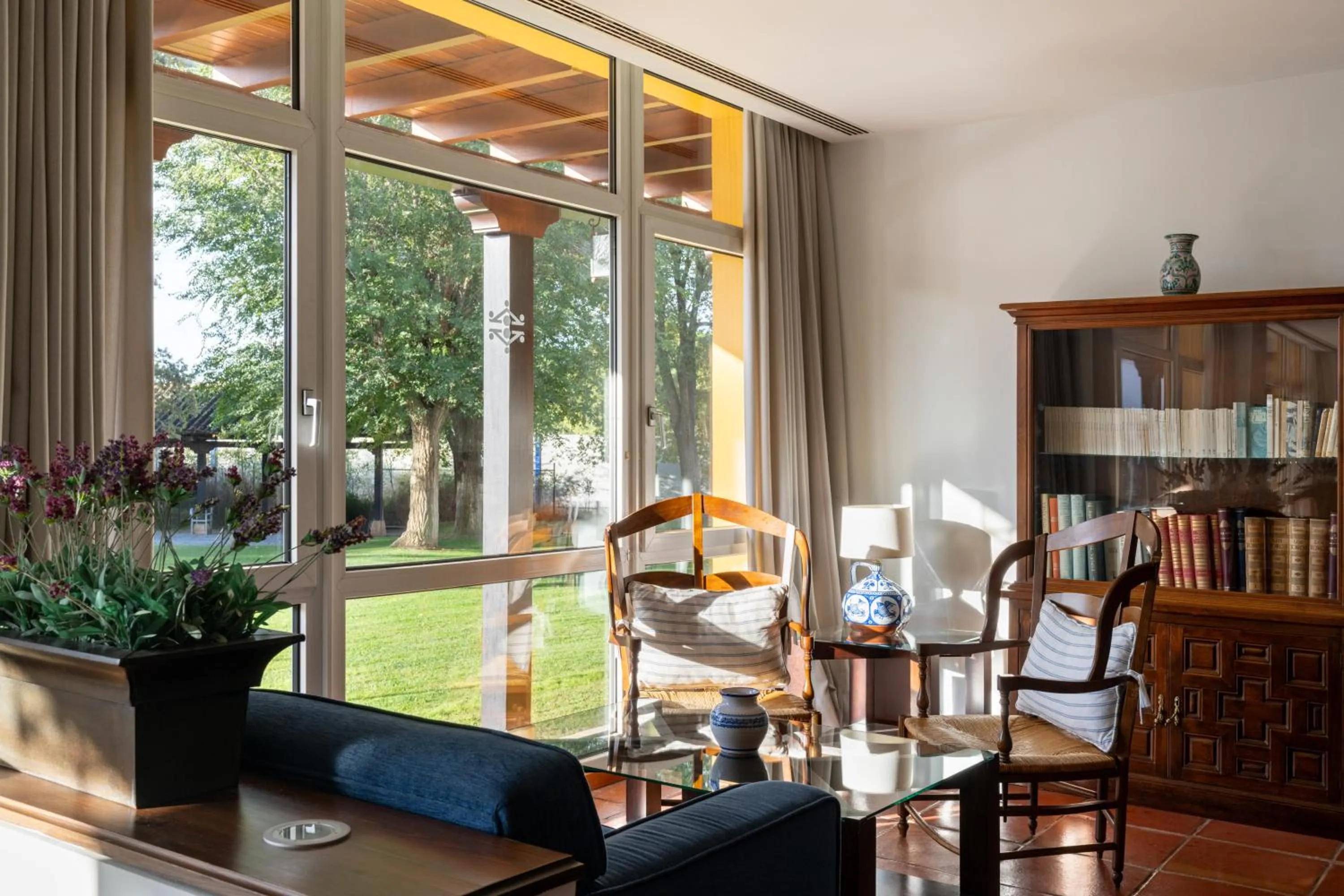 Communal lounge/ TV room in Parador de Manzanares