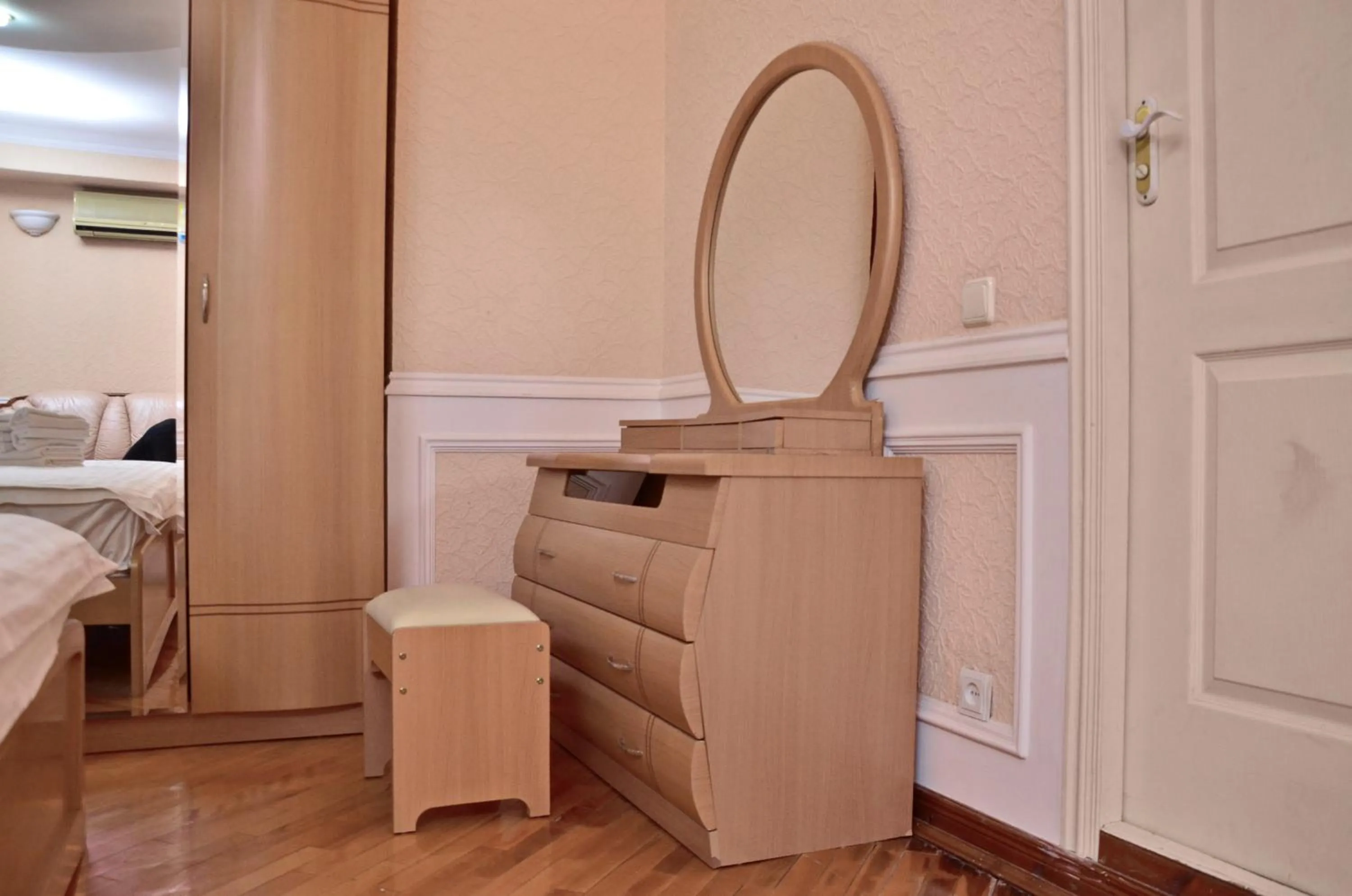 Photo of the whole room, Bed in Karvan-N