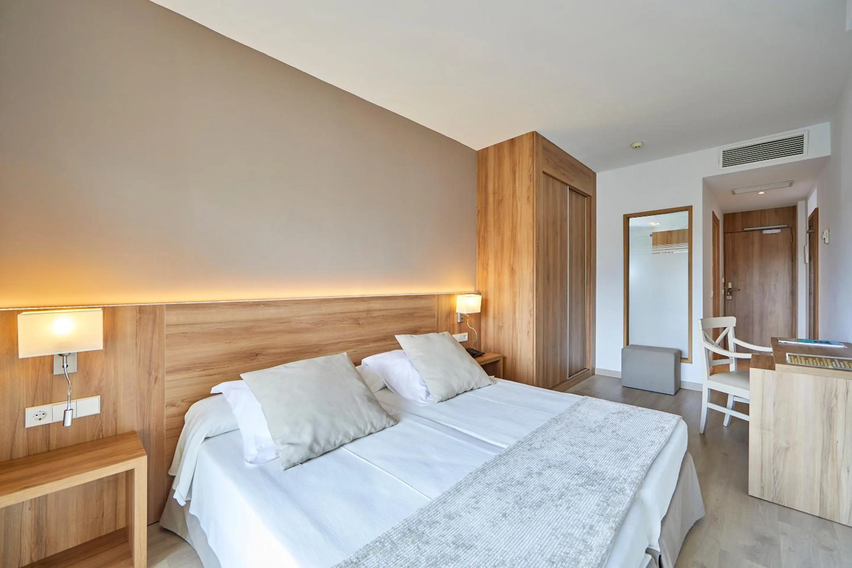 Bedroom, Bed in Hotel Playa Golf - Adults Only