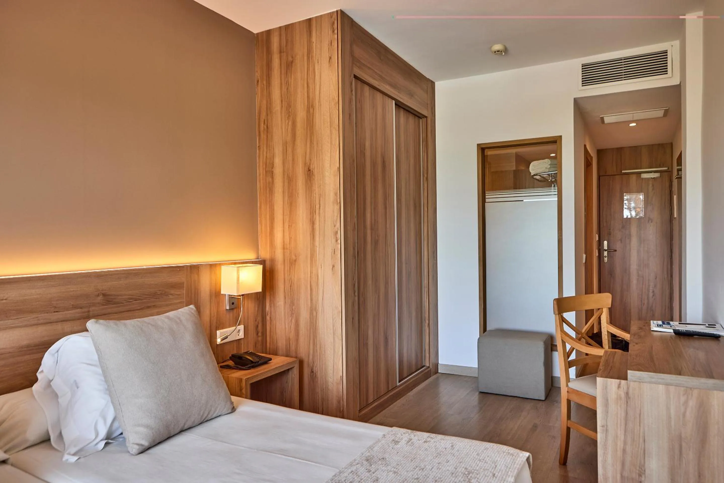 Property building, Bed in Hotel Playa Golf - Adults Only
