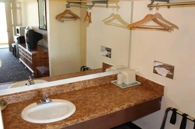 Travelers Inn & Suites