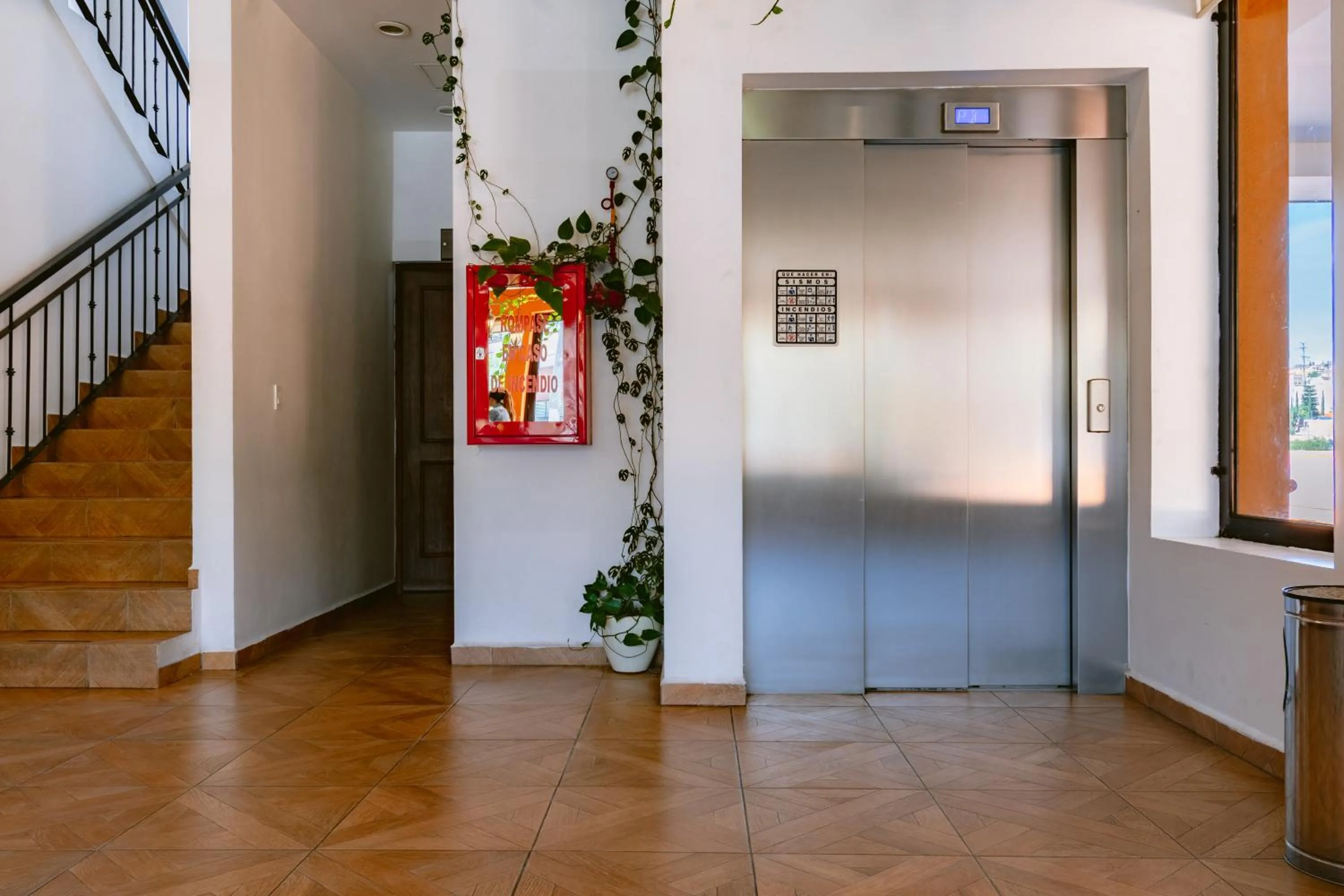 elevator in Hotel La Estación
