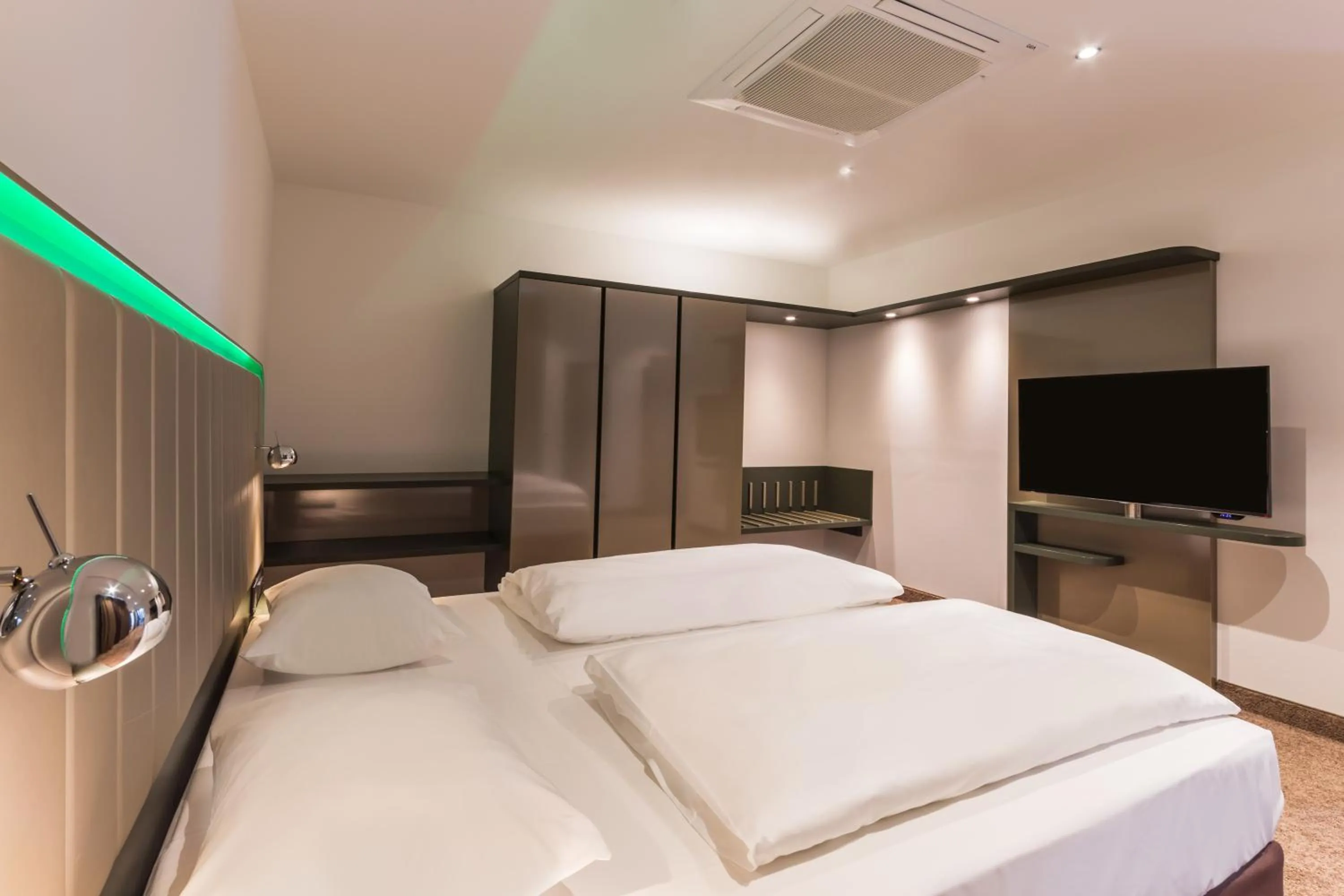 Photo of the whole room, Bed in Park Inn by Radisson Neumarkt