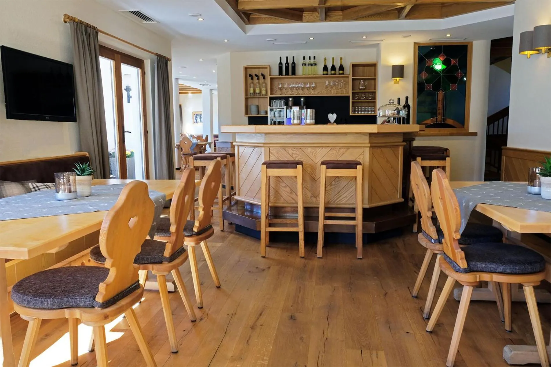 Communal lounge/ TV room in Hotel Garni Hubertushof