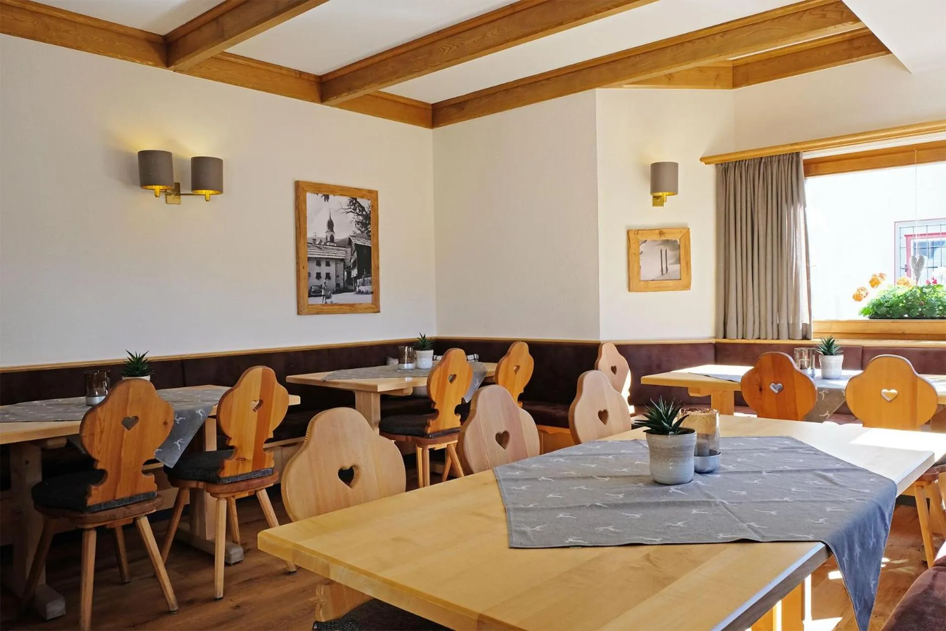 Communal lounge/ TV room in Hotel Garni Hubertushof