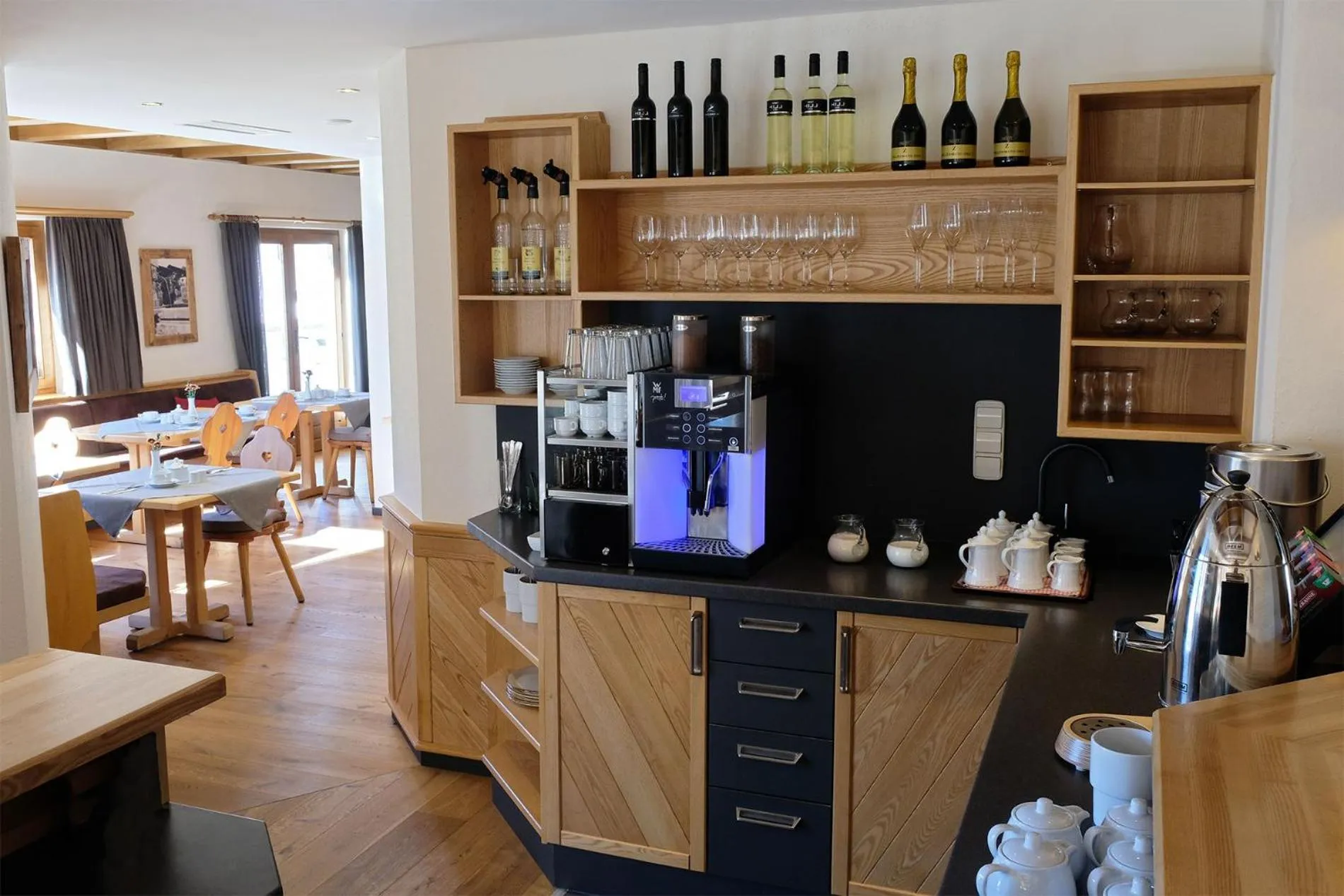 Communal lounge/ TV room in Hotel Garni Hubertushof