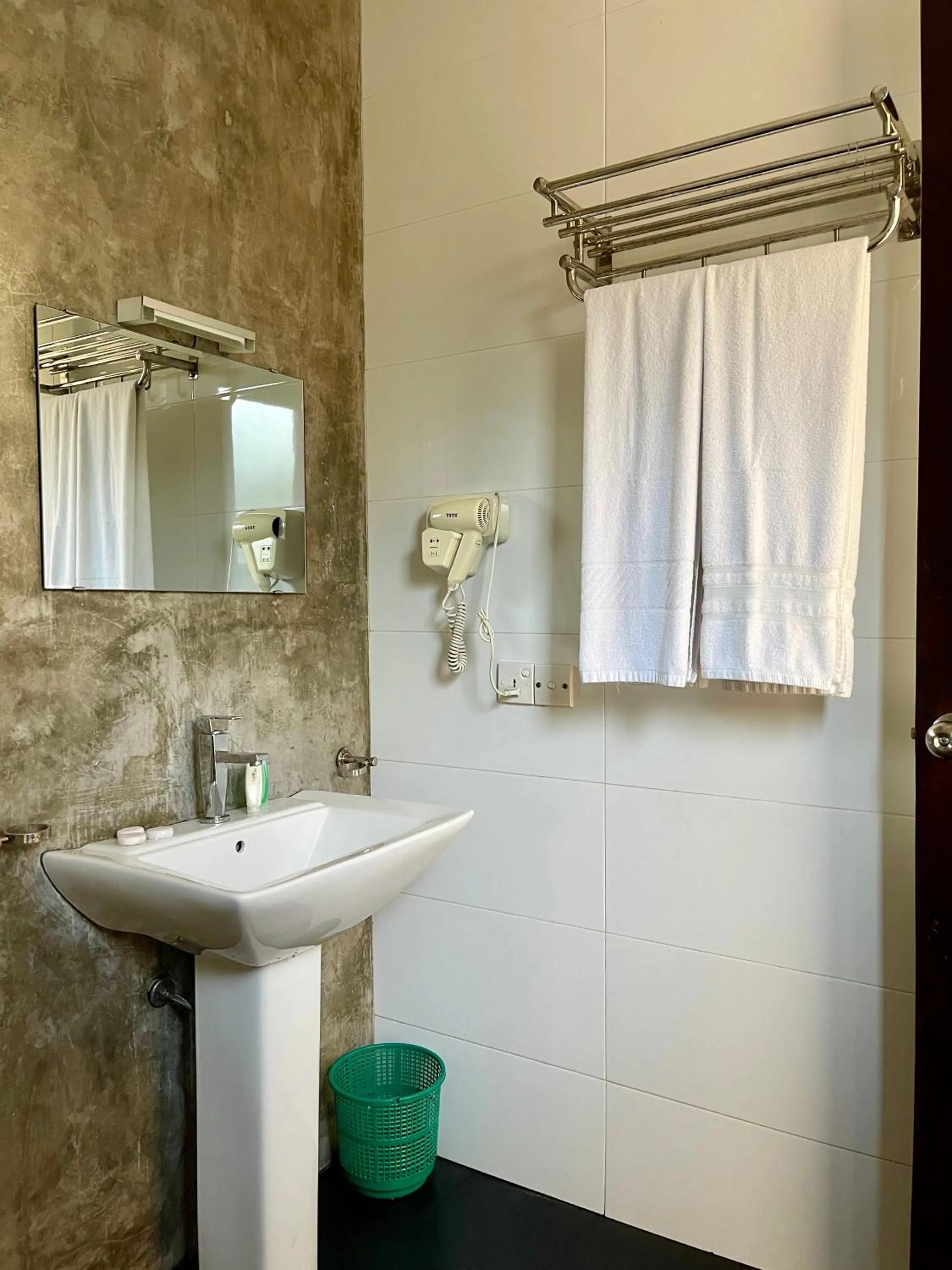 Bathroom in Olanro Hotel Negombo