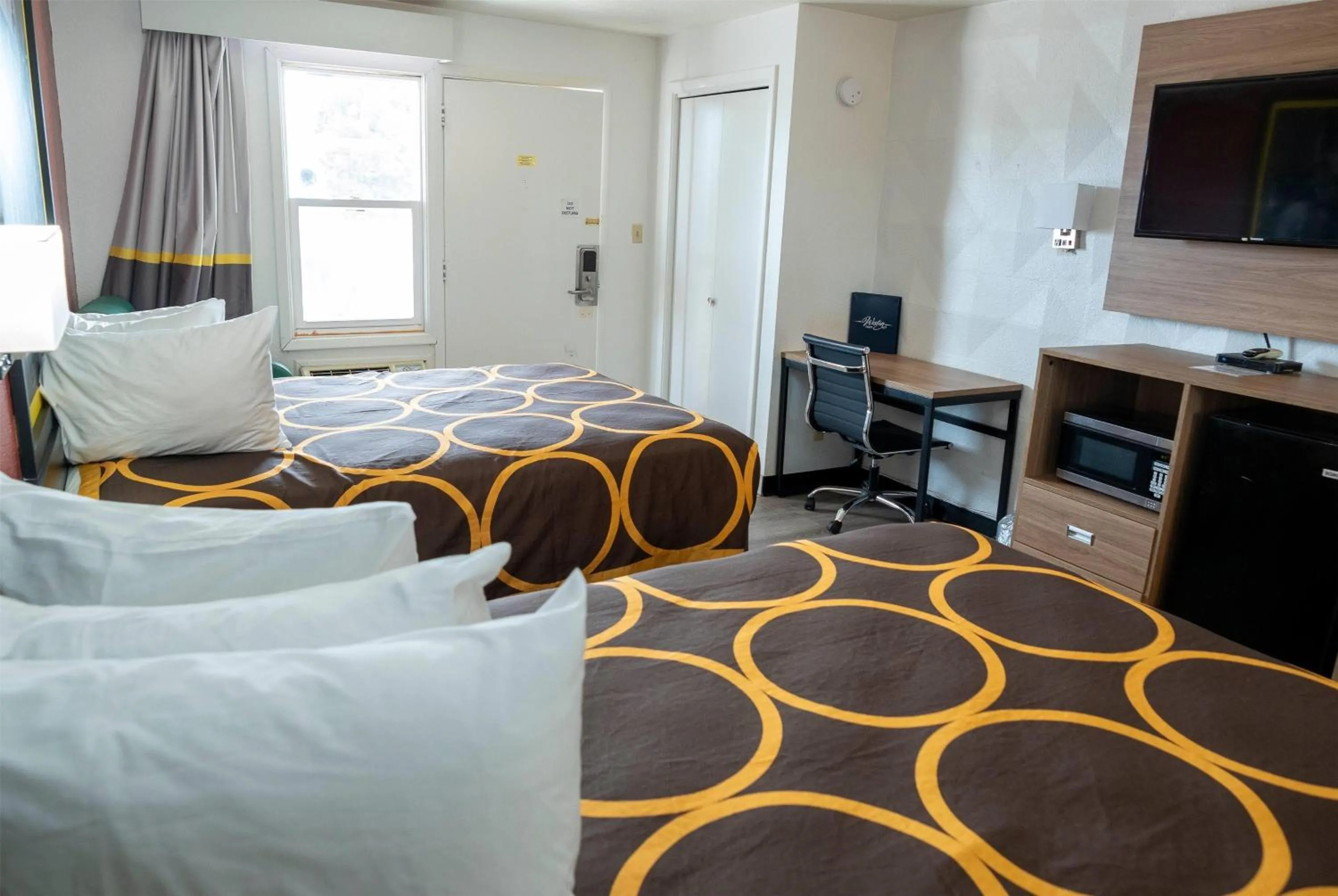 Photo of the whole room, Bed in Super 8 by Wyndham Newcastle