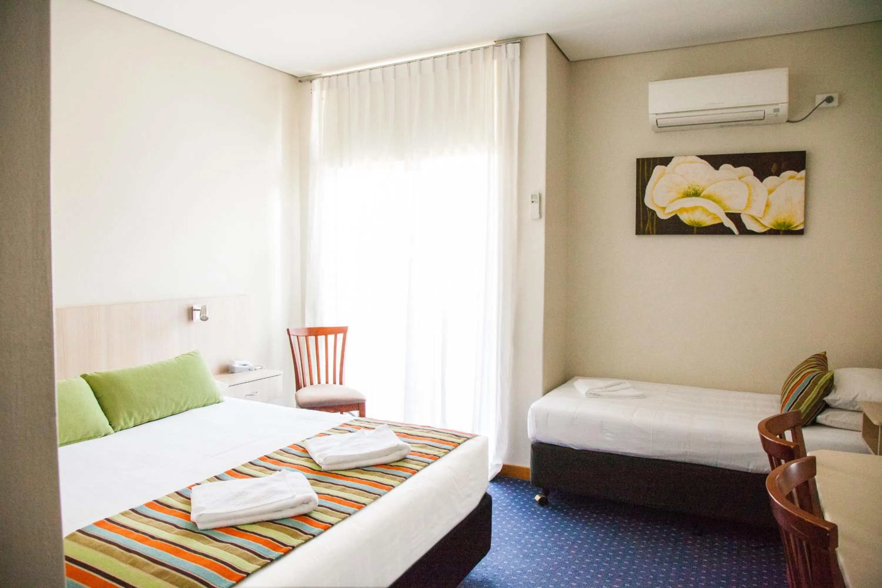 Photo of the whole room, Bed in Tudor Inn Newcastle