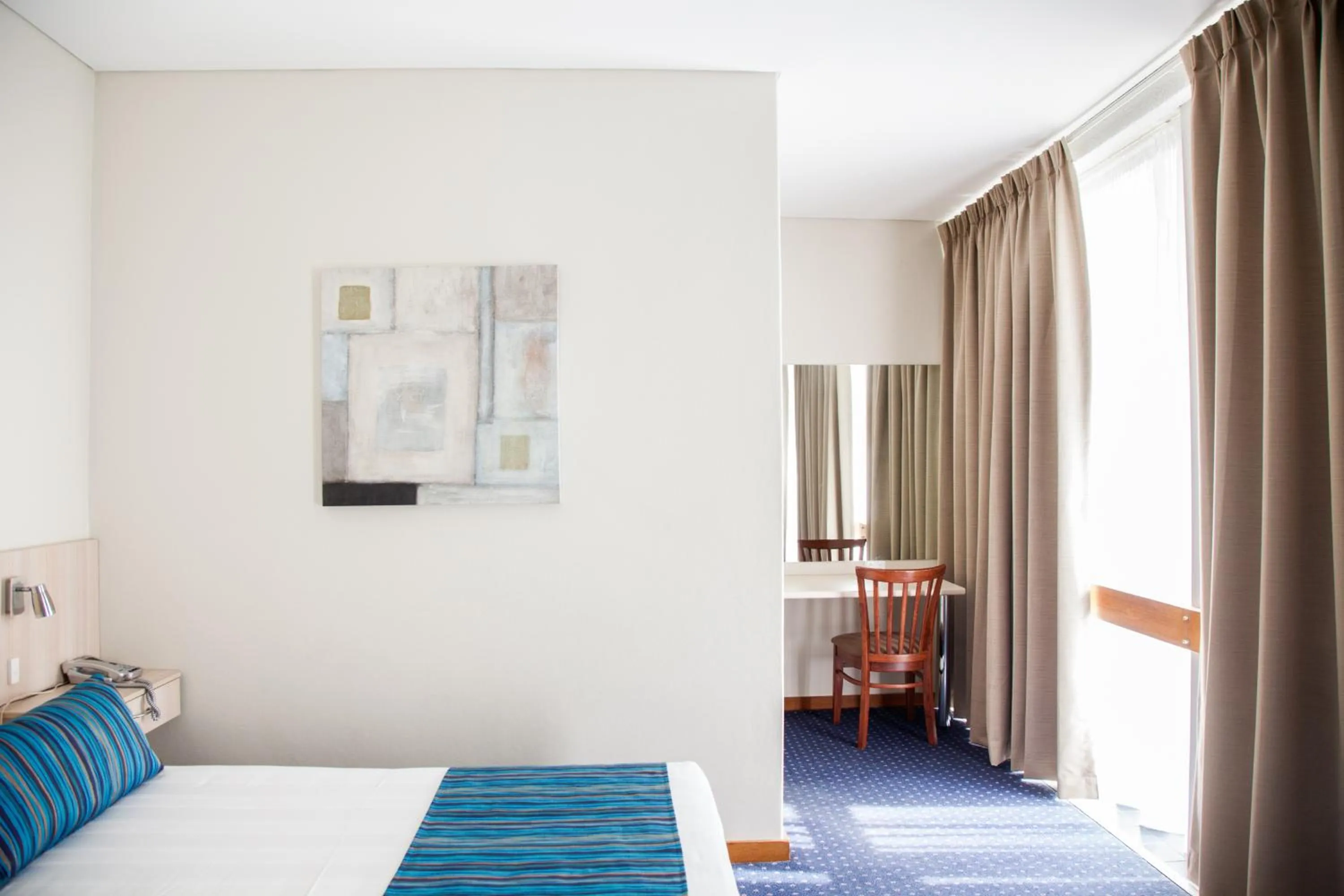 Photo of the whole room, Bed in Tudor Inn Newcastle