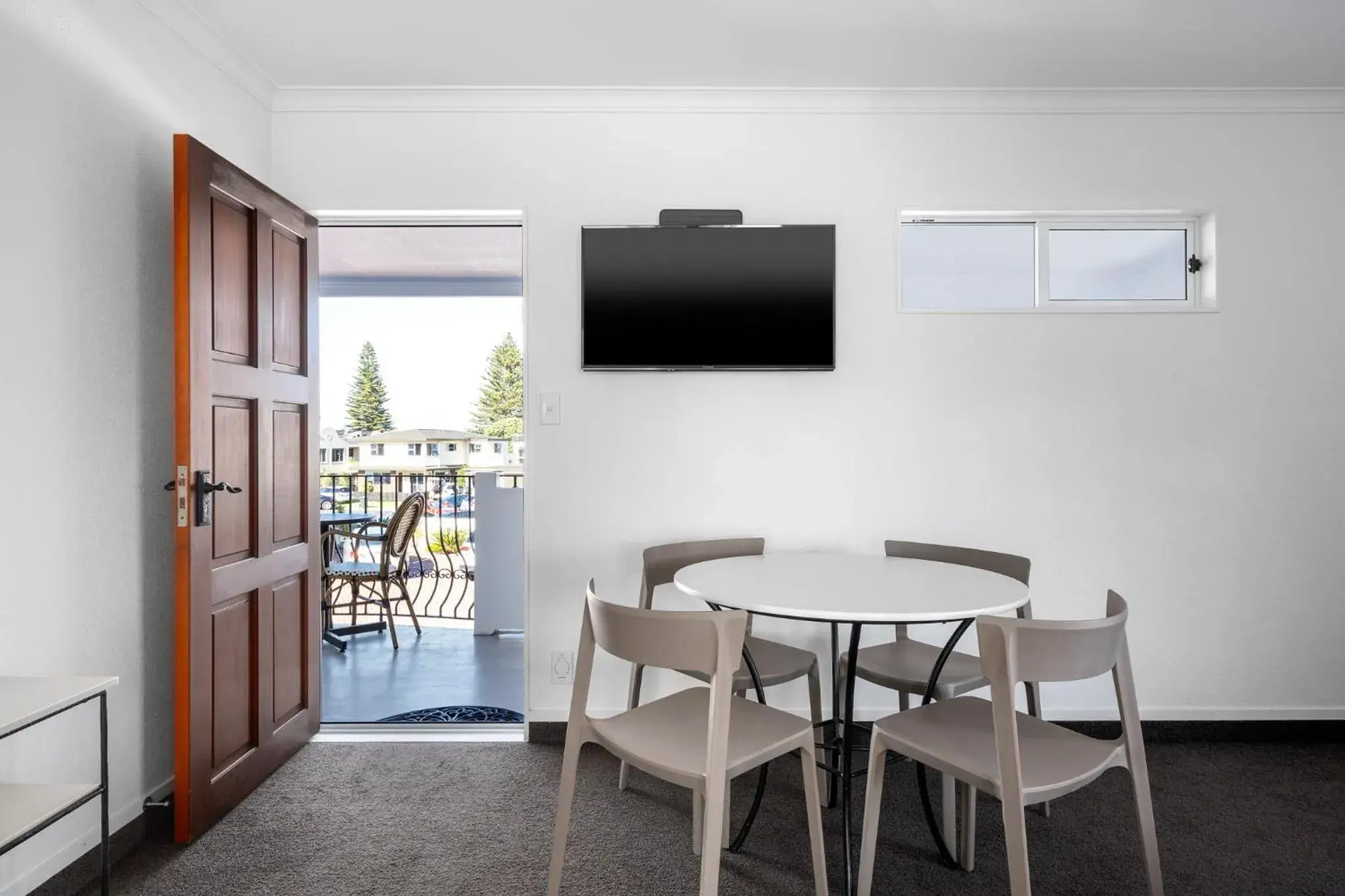 Queen Suite with Mountain View in The Mission Belle Motel Queen Suite with Mountain View in The Mission Belle Motel