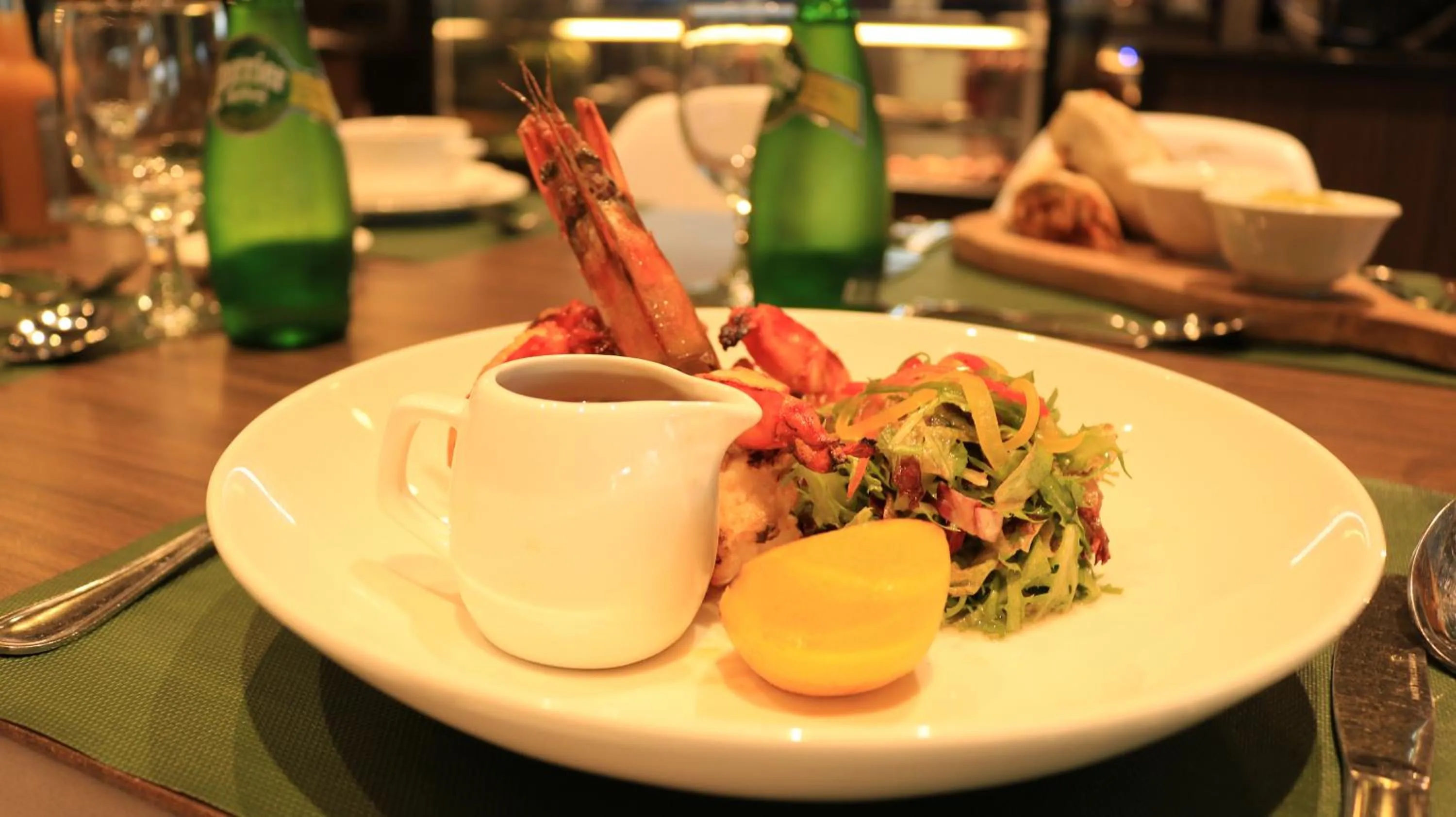 Restaurant/places to eat in Treppan Hotel & Suites By Fakhruddin