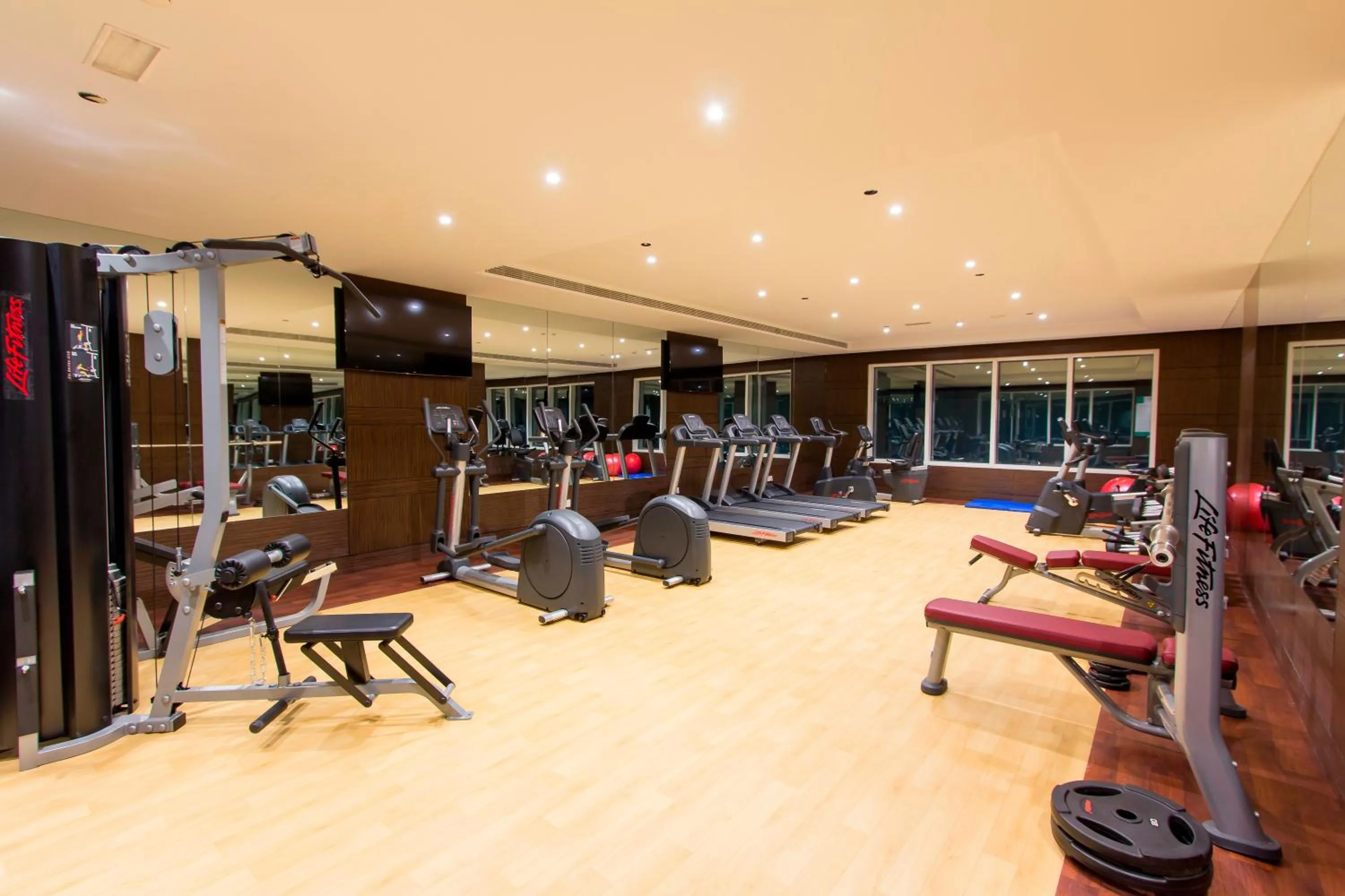 Fitness centre/facilities in Treppan Hotel & Suites By Fakhruddin