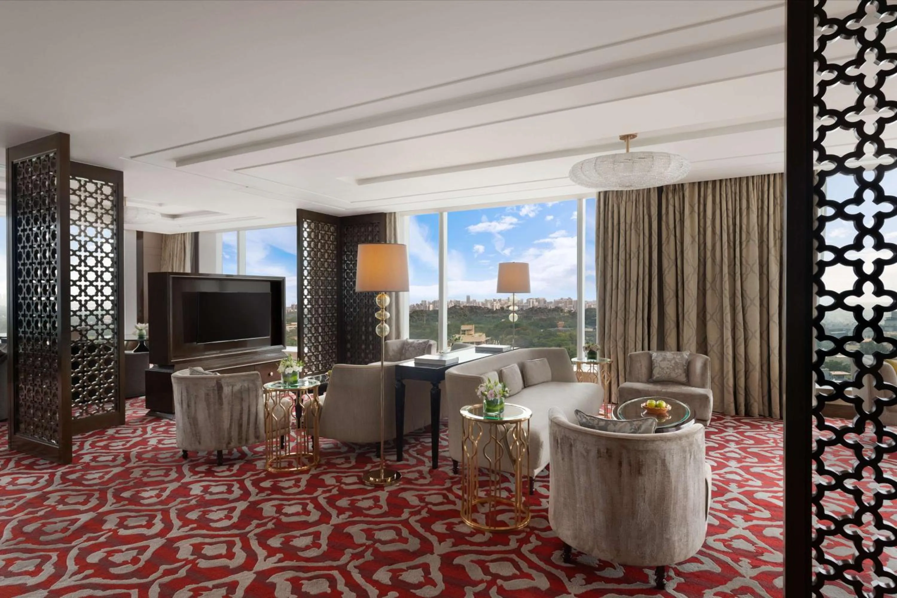 Lounge or bar in Shangri-La Bengaluru