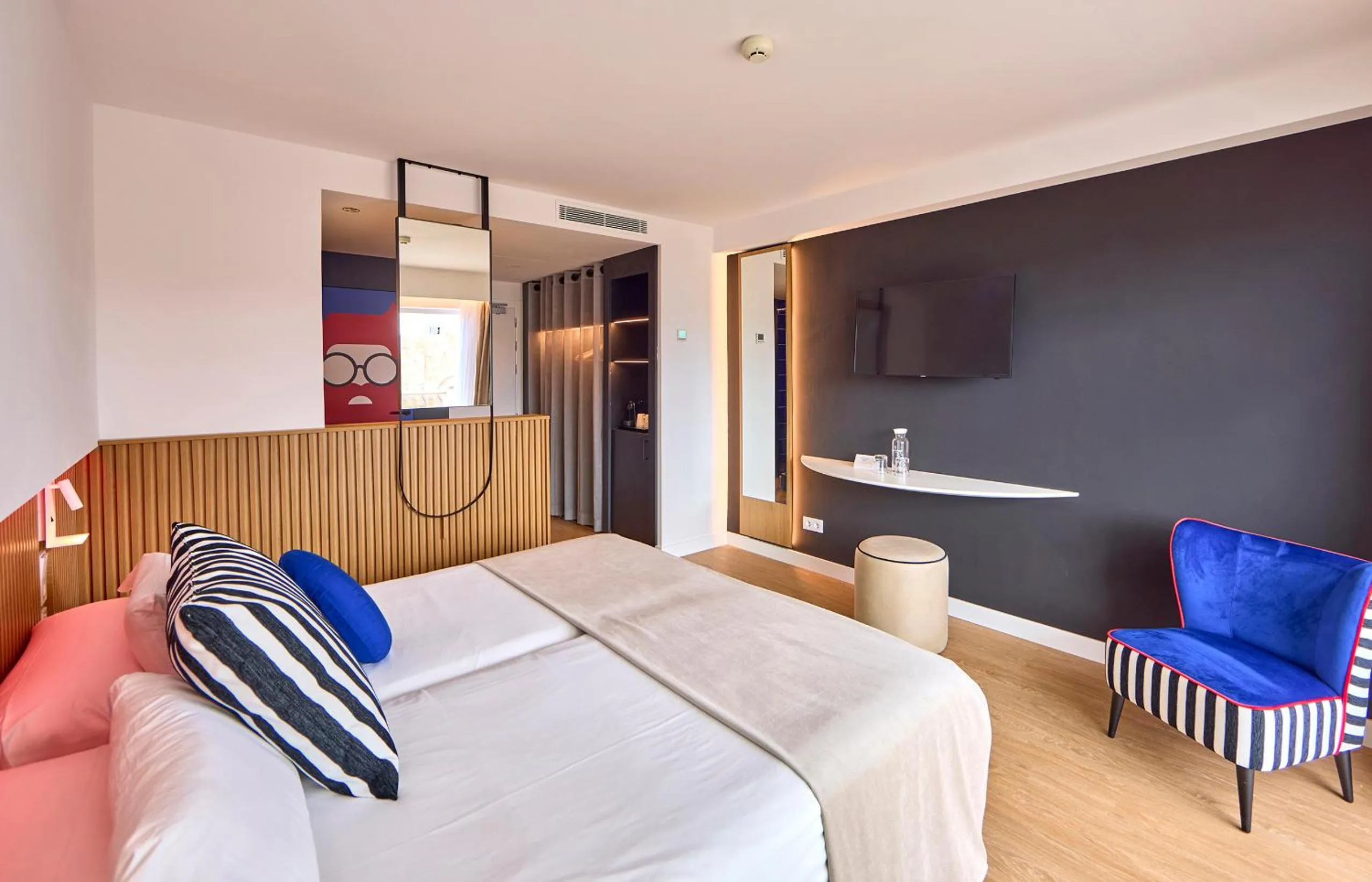 Photo of the whole room, Bed in Universal Hotel Neptuno - Adults Only