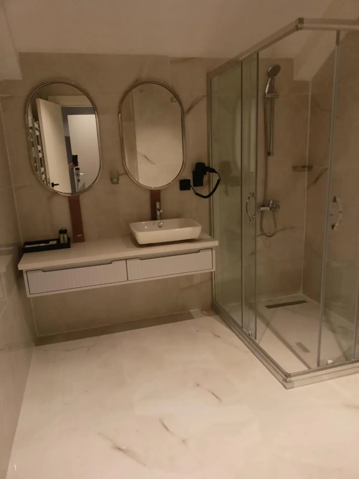 Shower in Empire Hotel İstanbul