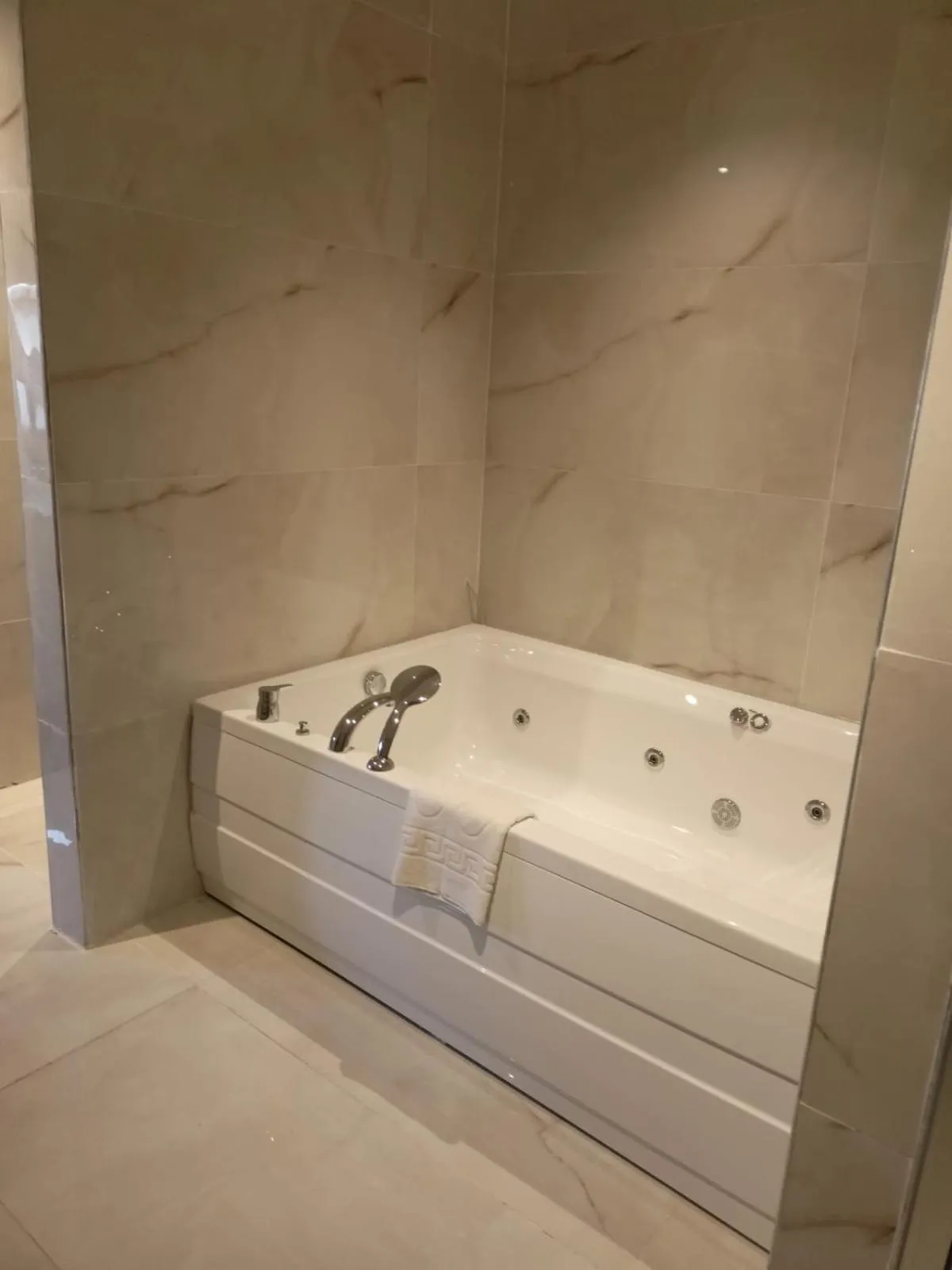 Bath in Empire Hotel İstanbul