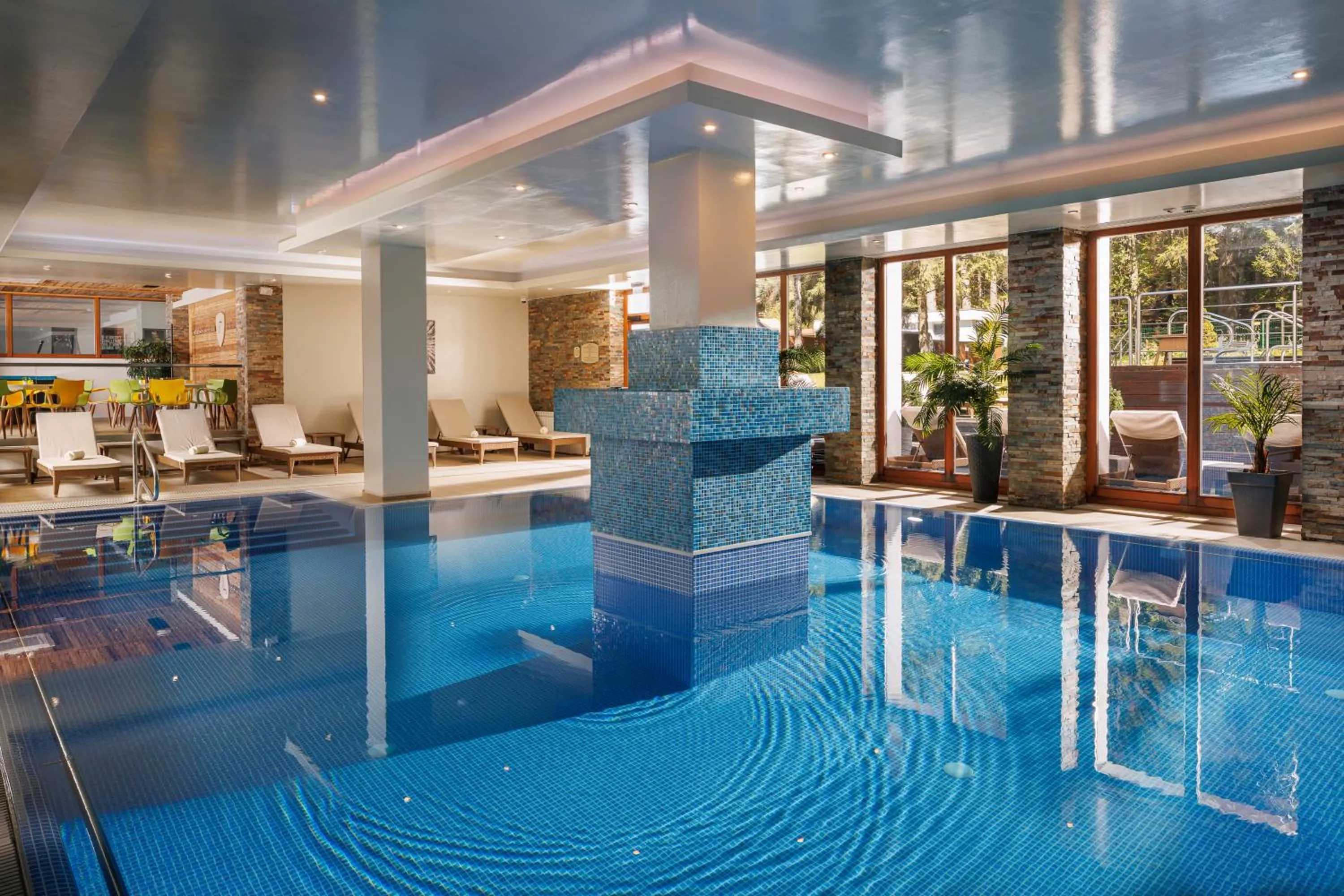 Pool view in Teleferic Grand Hotel