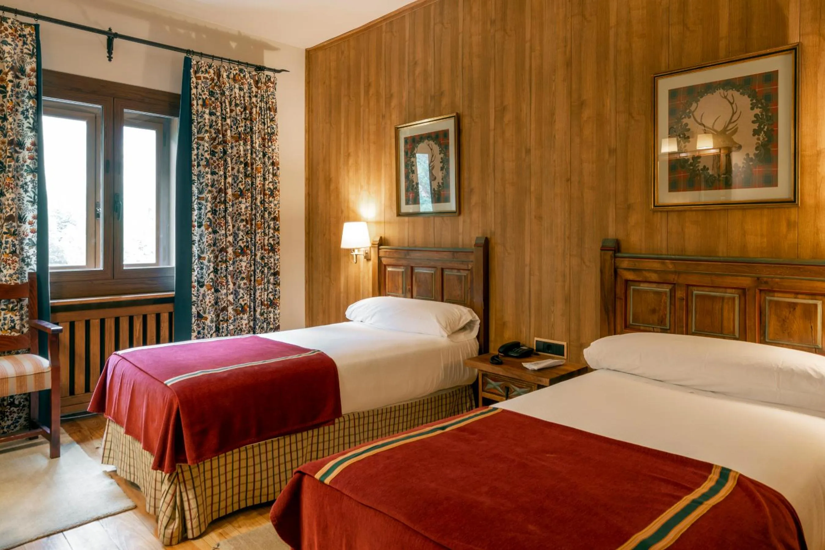 room service, Bed in Parador de Bielsa