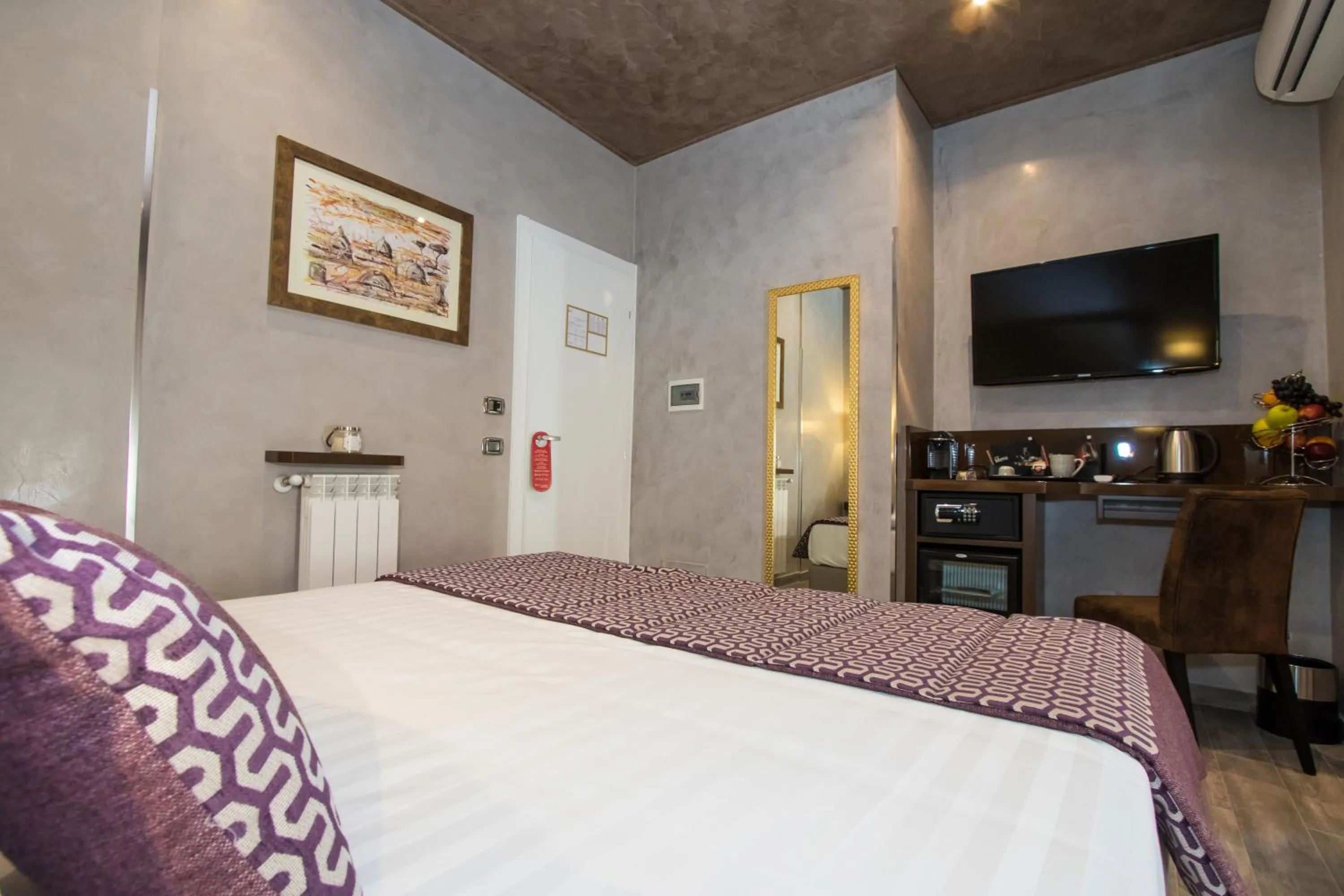 Photo of the whole room, Bed in Vaticano Julia Guest House