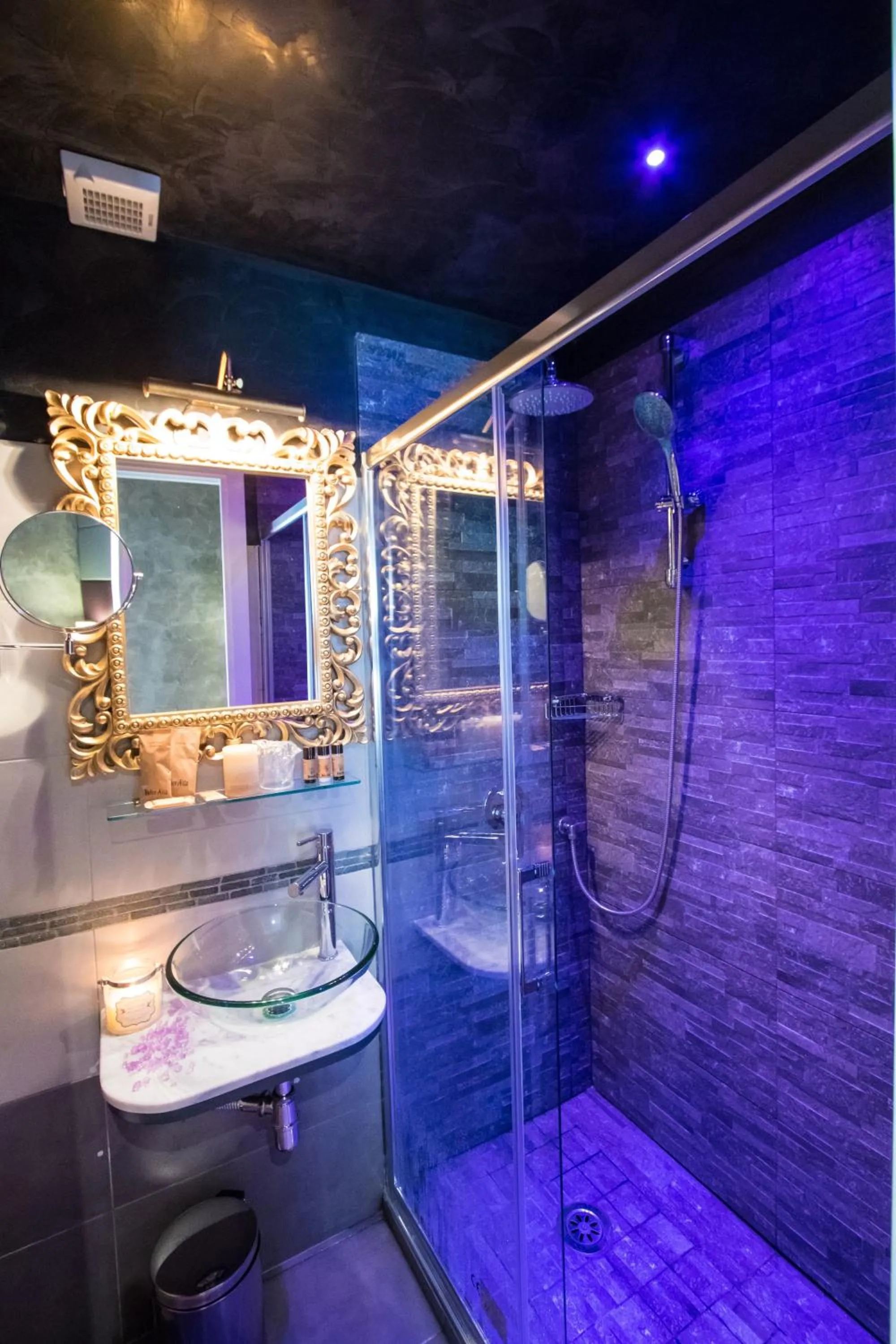 Shower in Vaticano Julia Guest House