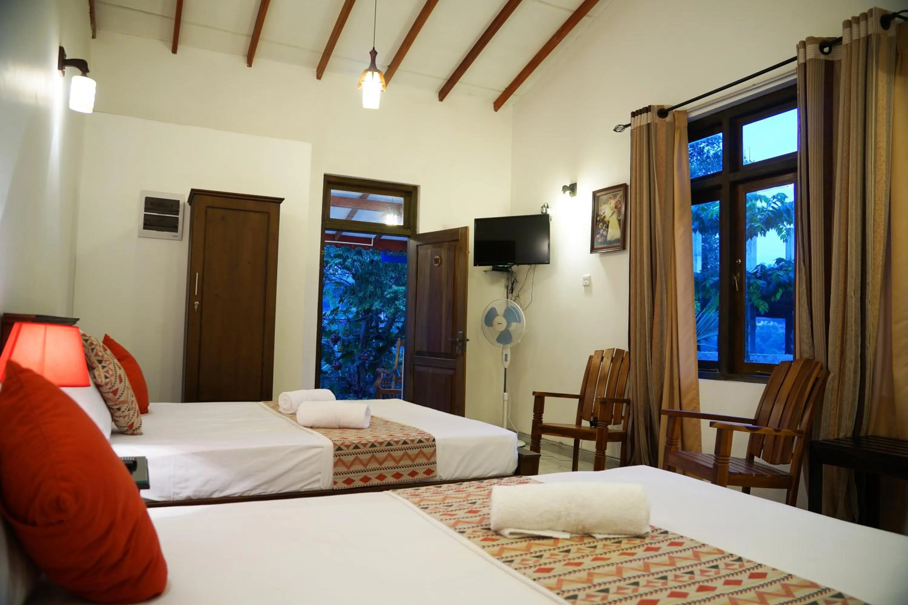 Photo of the whole room, Bed in Kandy Moon Hills Hotel