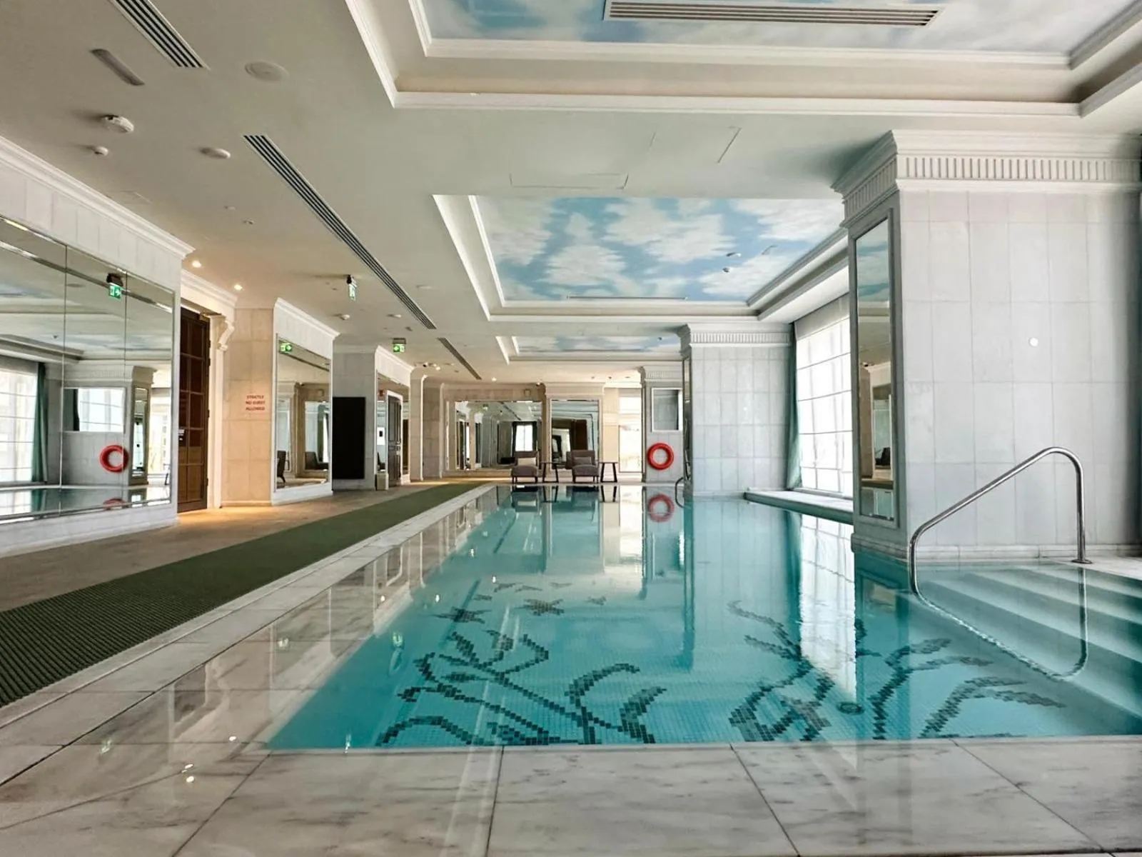 Swimming pool in Westpac Hotel & Suites - Westbay Doha