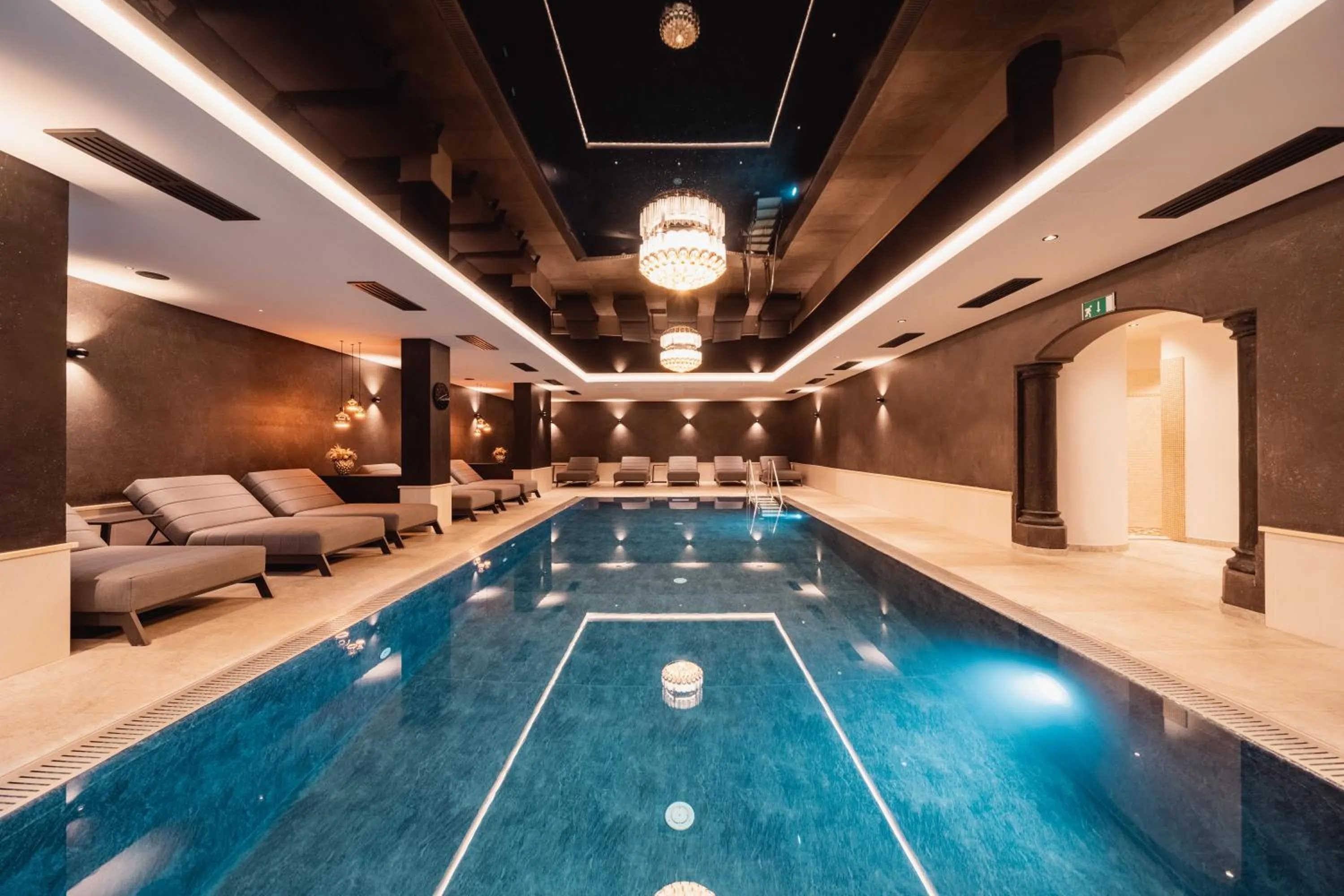 Swimming pool in Hotel Sonnenburg