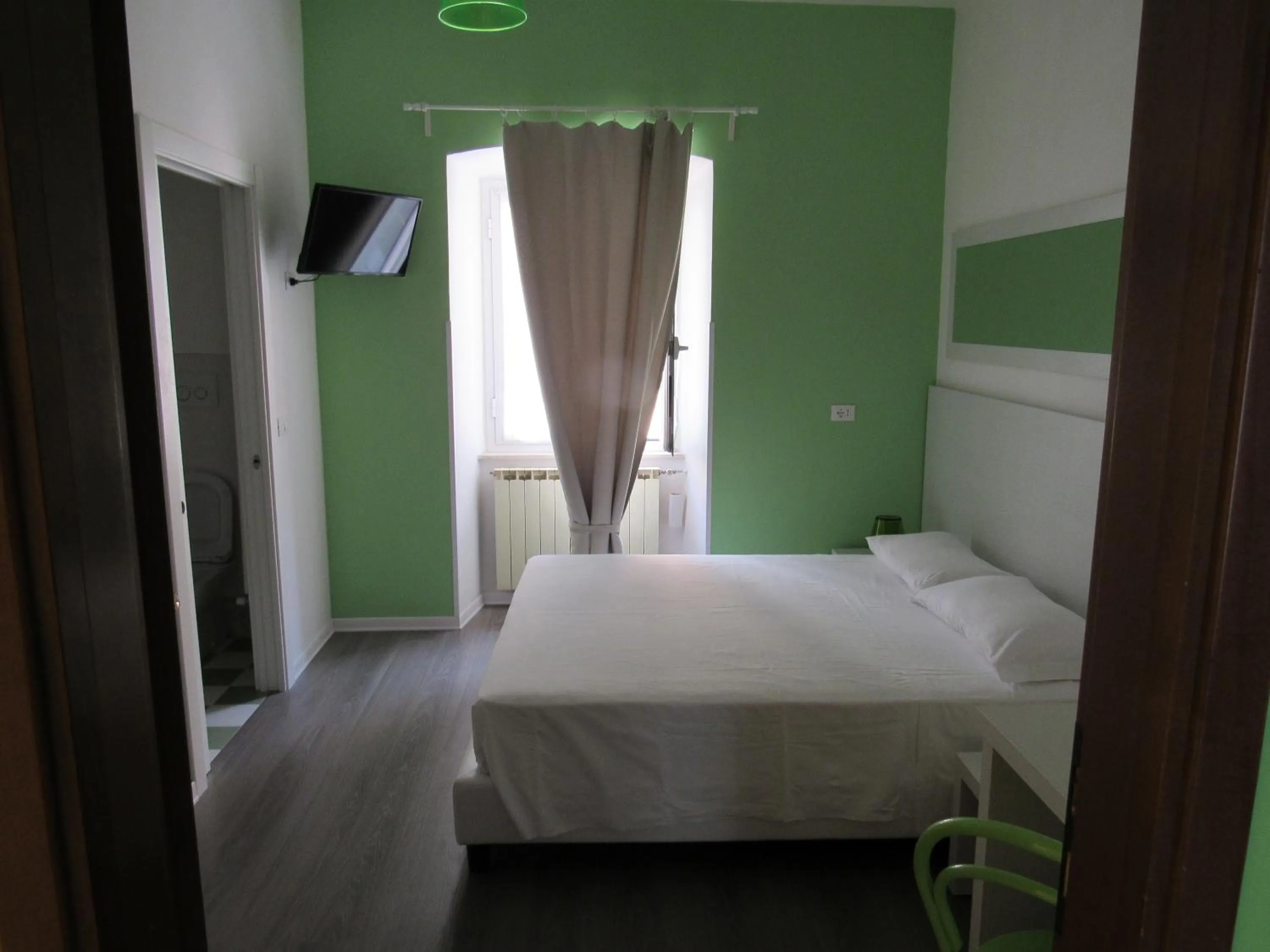 Photo of the whole room, Bed in Smart Rooms