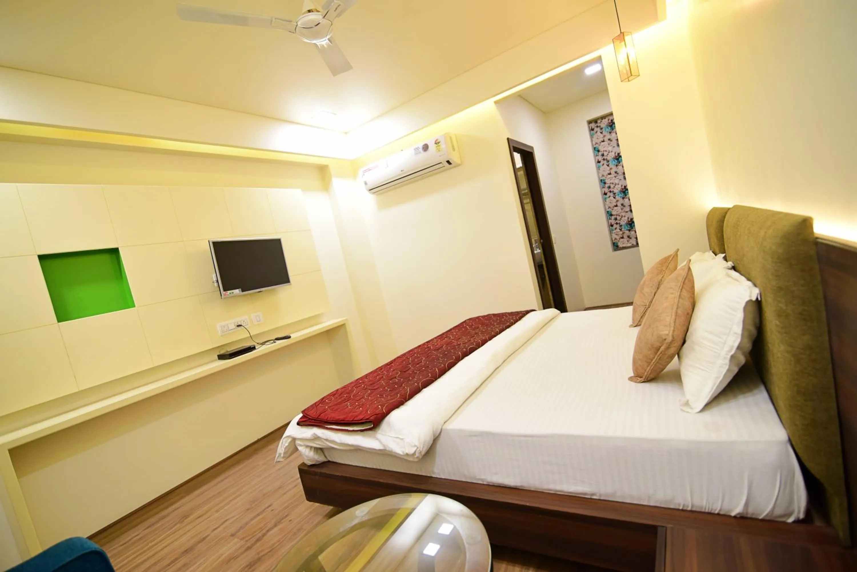 Photo of the whole room, TV/Entertainment Center in Hotel Shyampuriya Palace