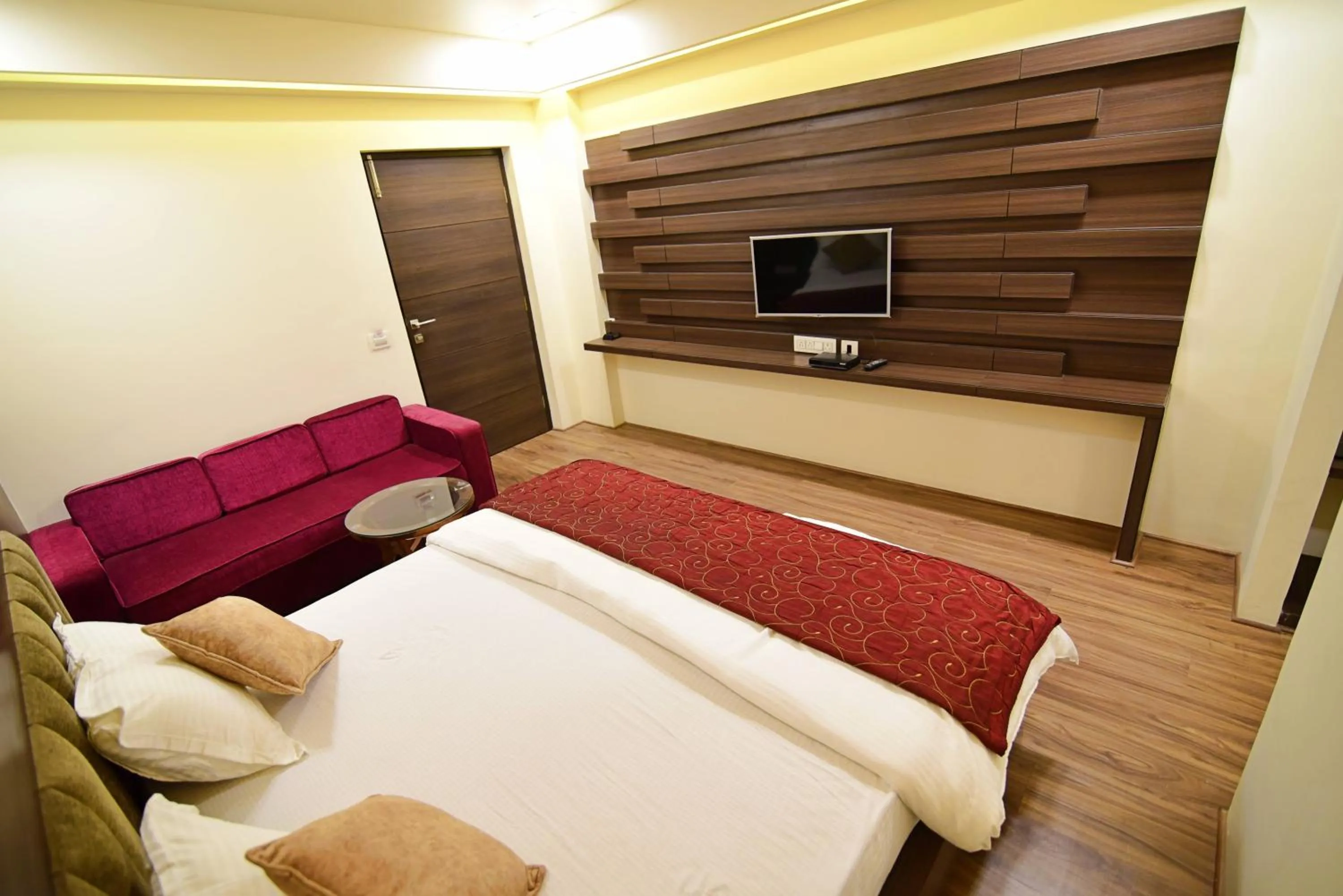Bed, TV/Entertainment Center in Hotel Shyampuriya Palace