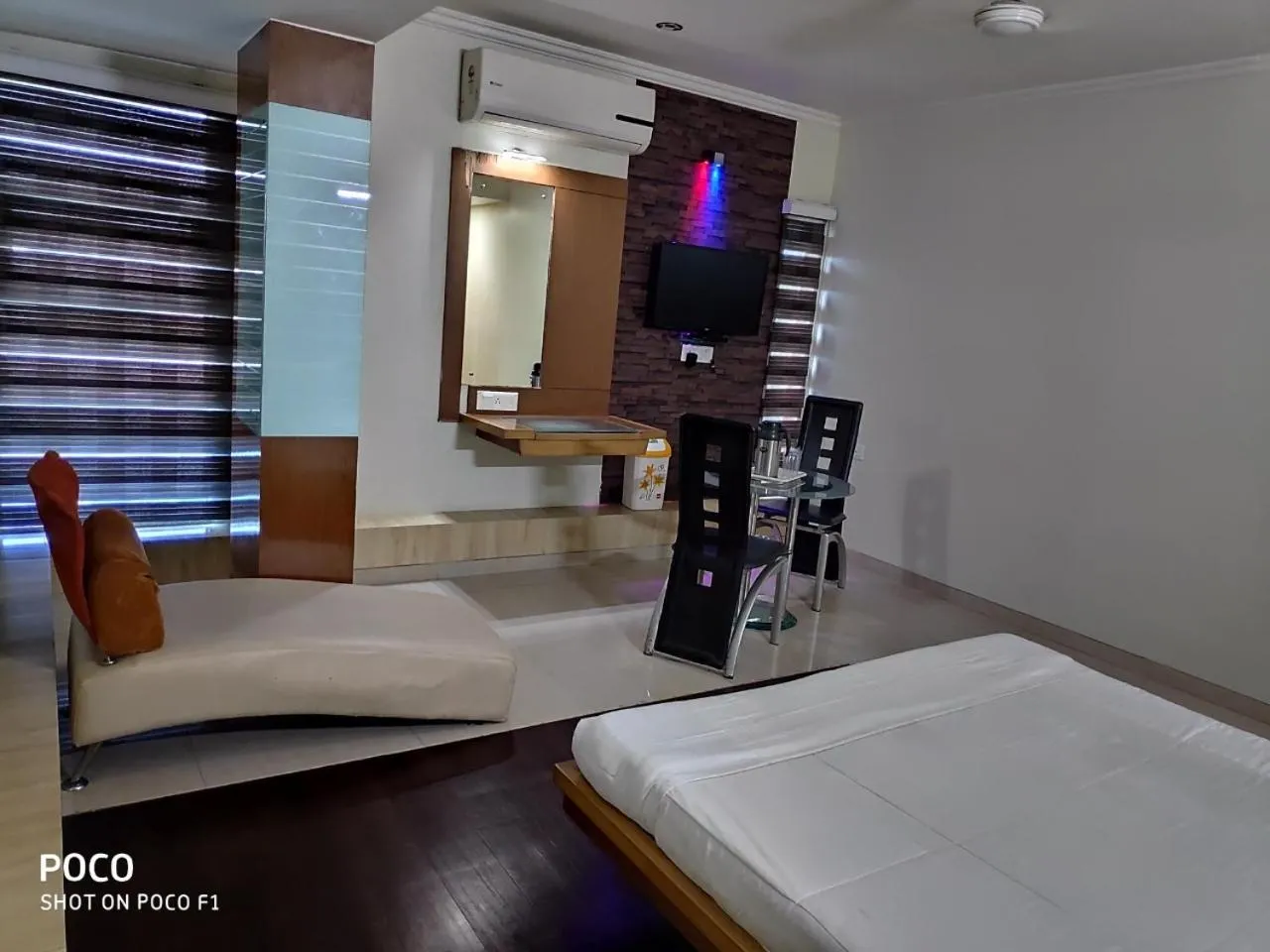 Photo of the whole room, Bed in Hotel Easy Retreat