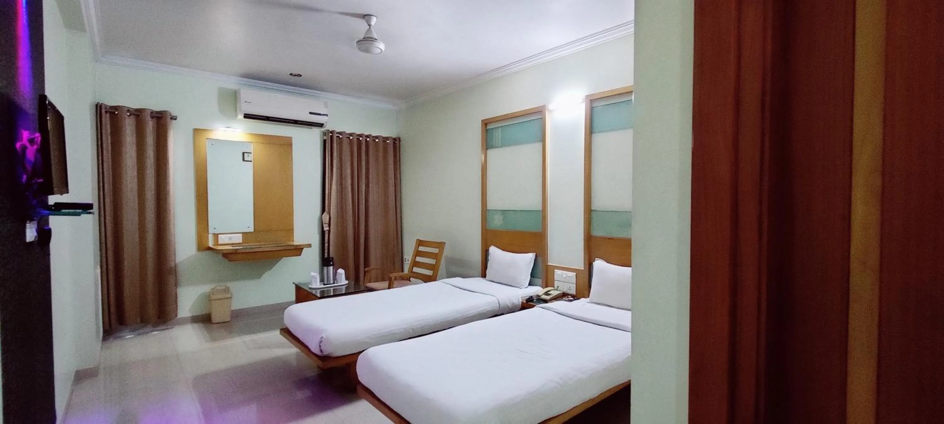 Photo of the whole room, Bed in Hotel Easy Retreat