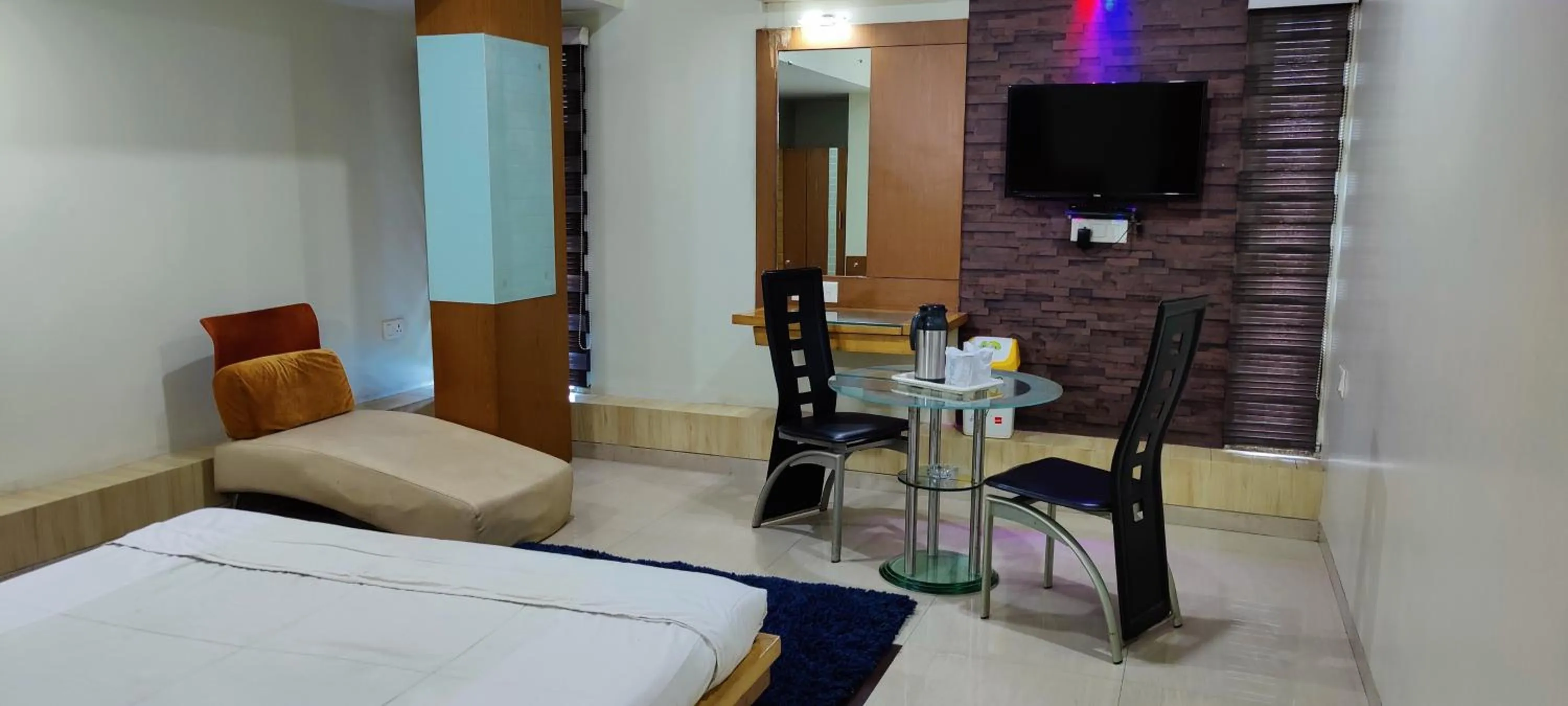 Photo of the whole room, Bed in Hotel Easy Retreat