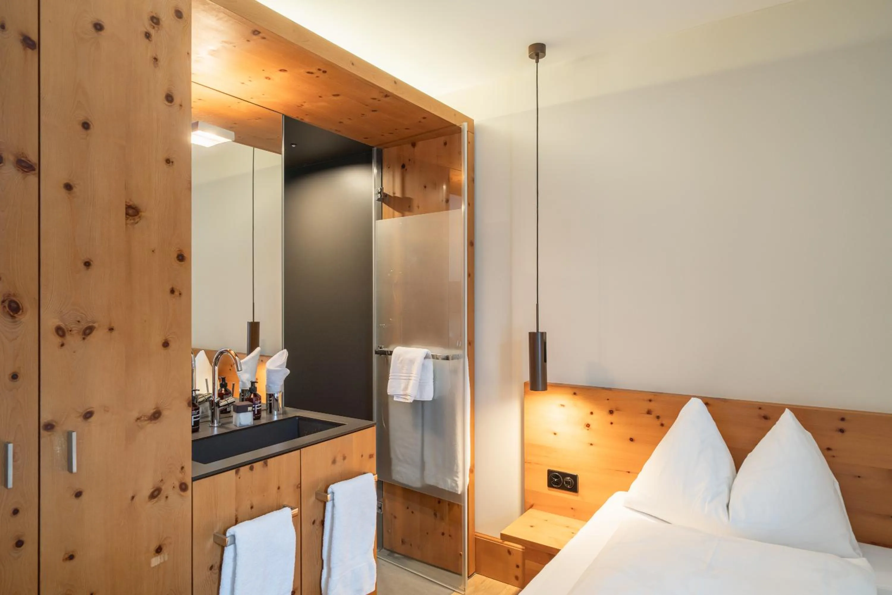 Bathroom, Bed in The Alpina Mountain Resort