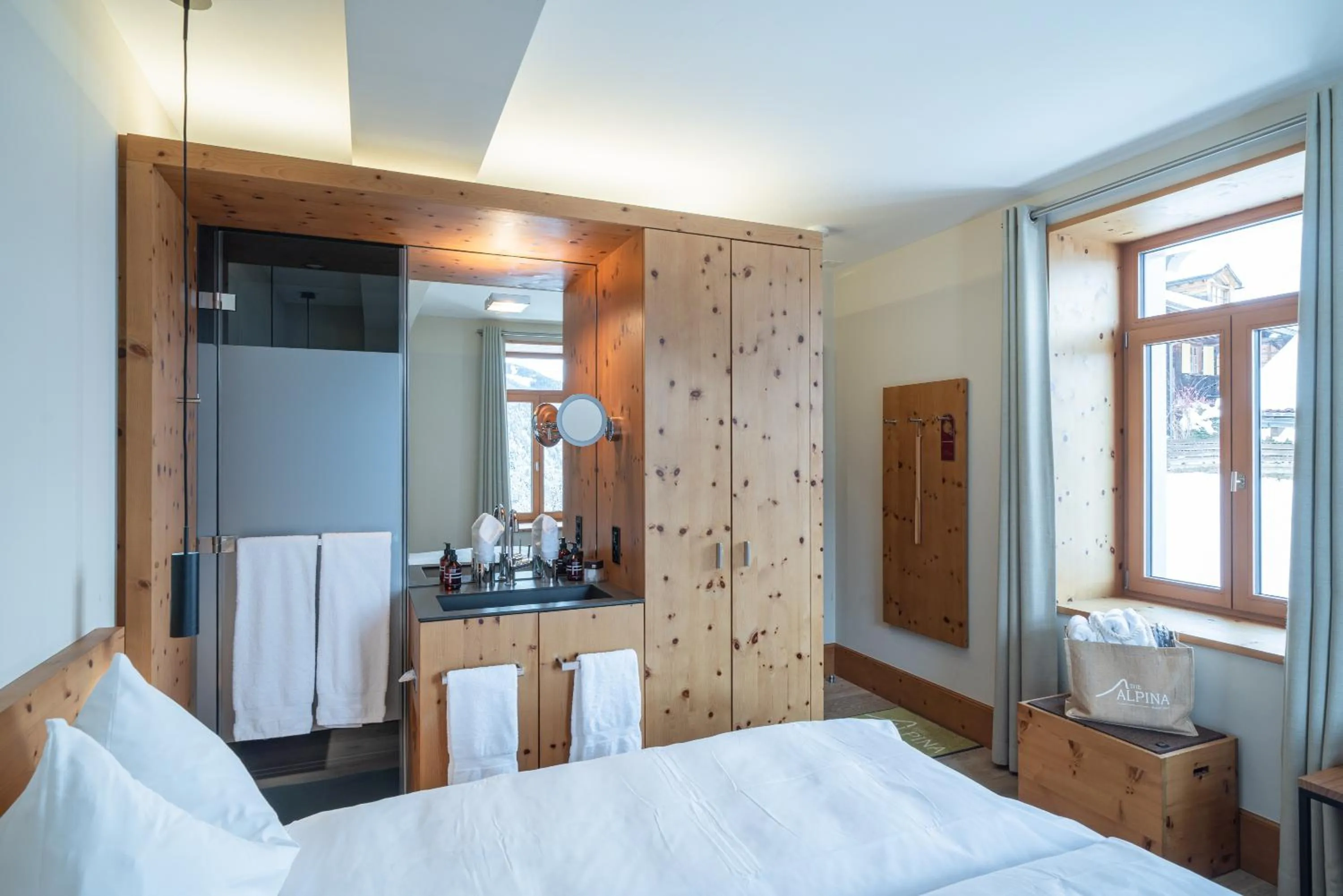 Living room, Bed in The Alpina Mountain Resort