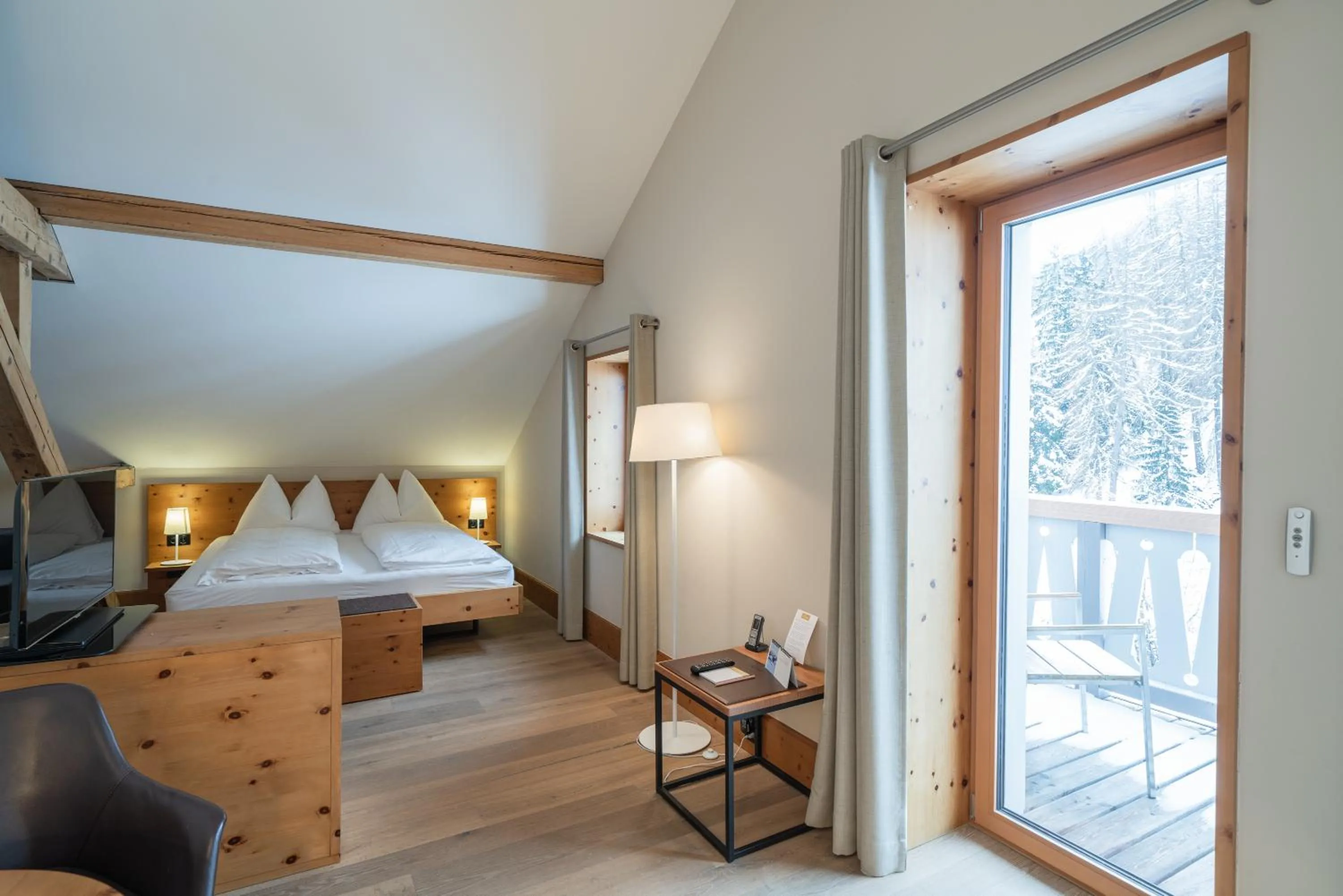 Living room, Bed in The Alpina Mountain Resort